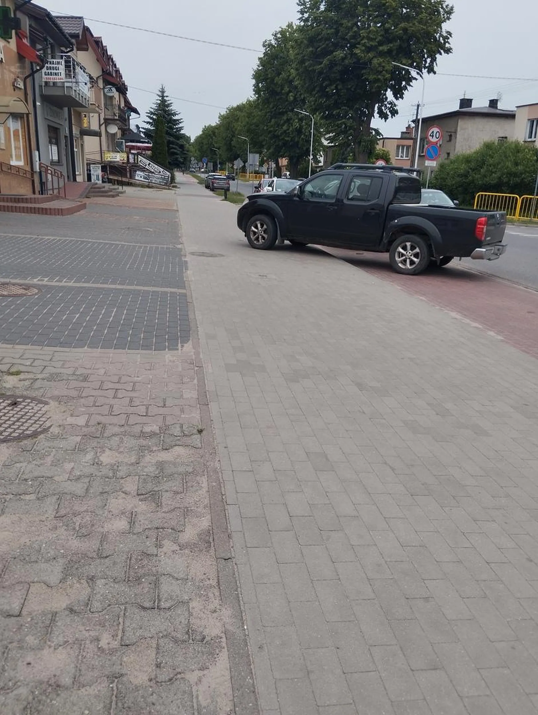 Jeszcze chodnikiem wyjechał