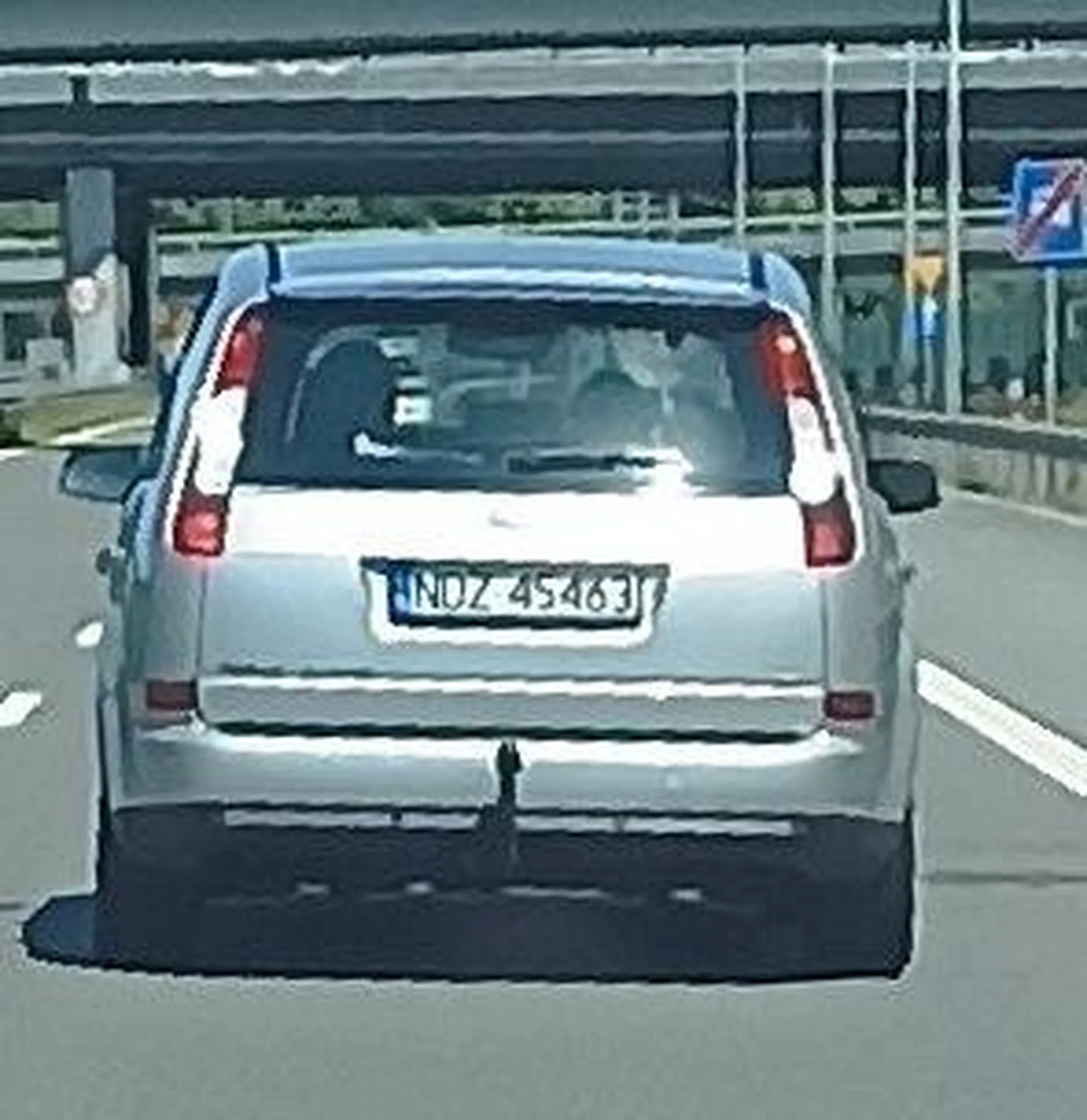 Bandycka jazda kierowcy tego auta naraża innych uczestników ruchu drogowego na śmierć lub kalectwo.