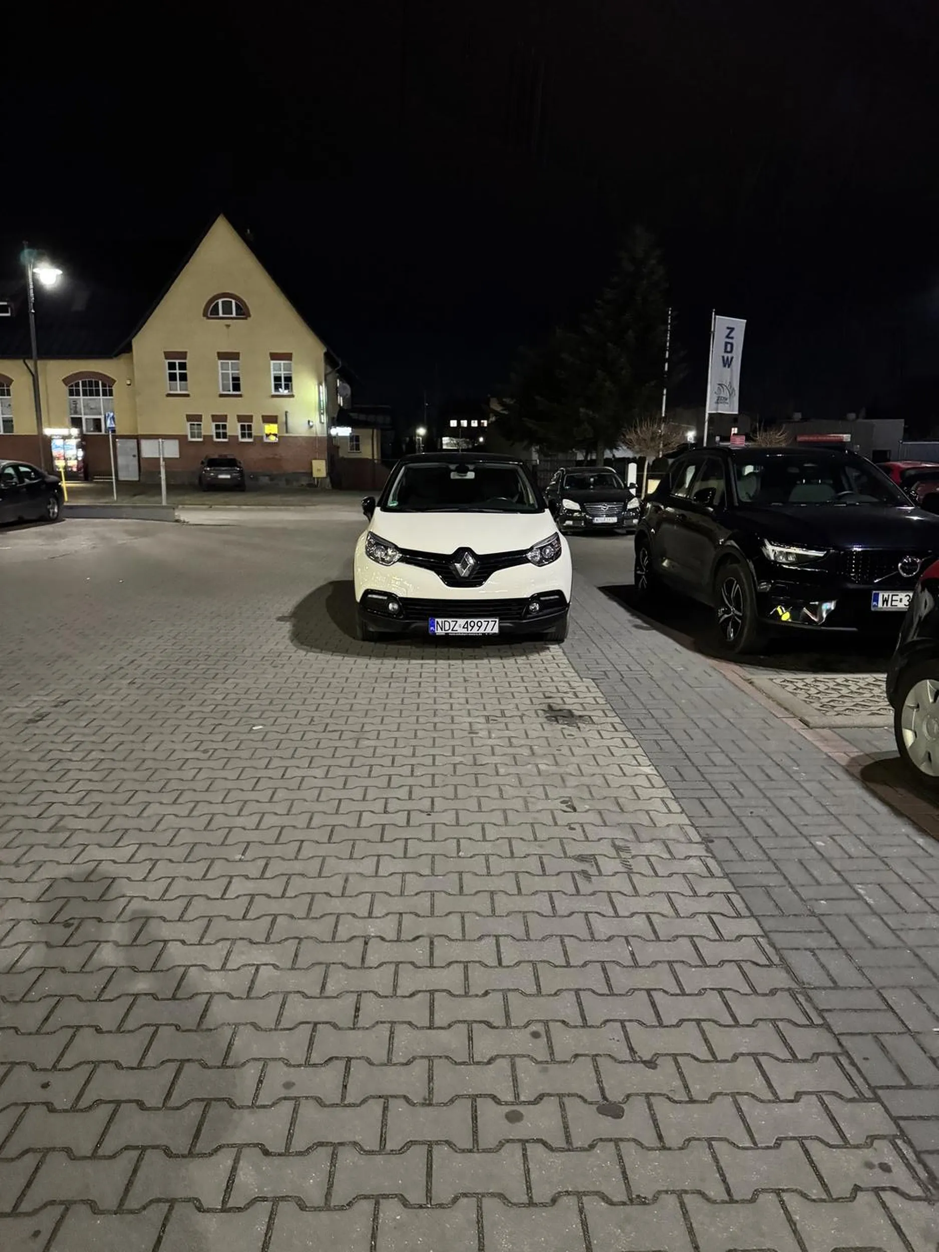 Polecam nauczyć się parkować, swoim buractwem utrudniasz ludziom przejazd