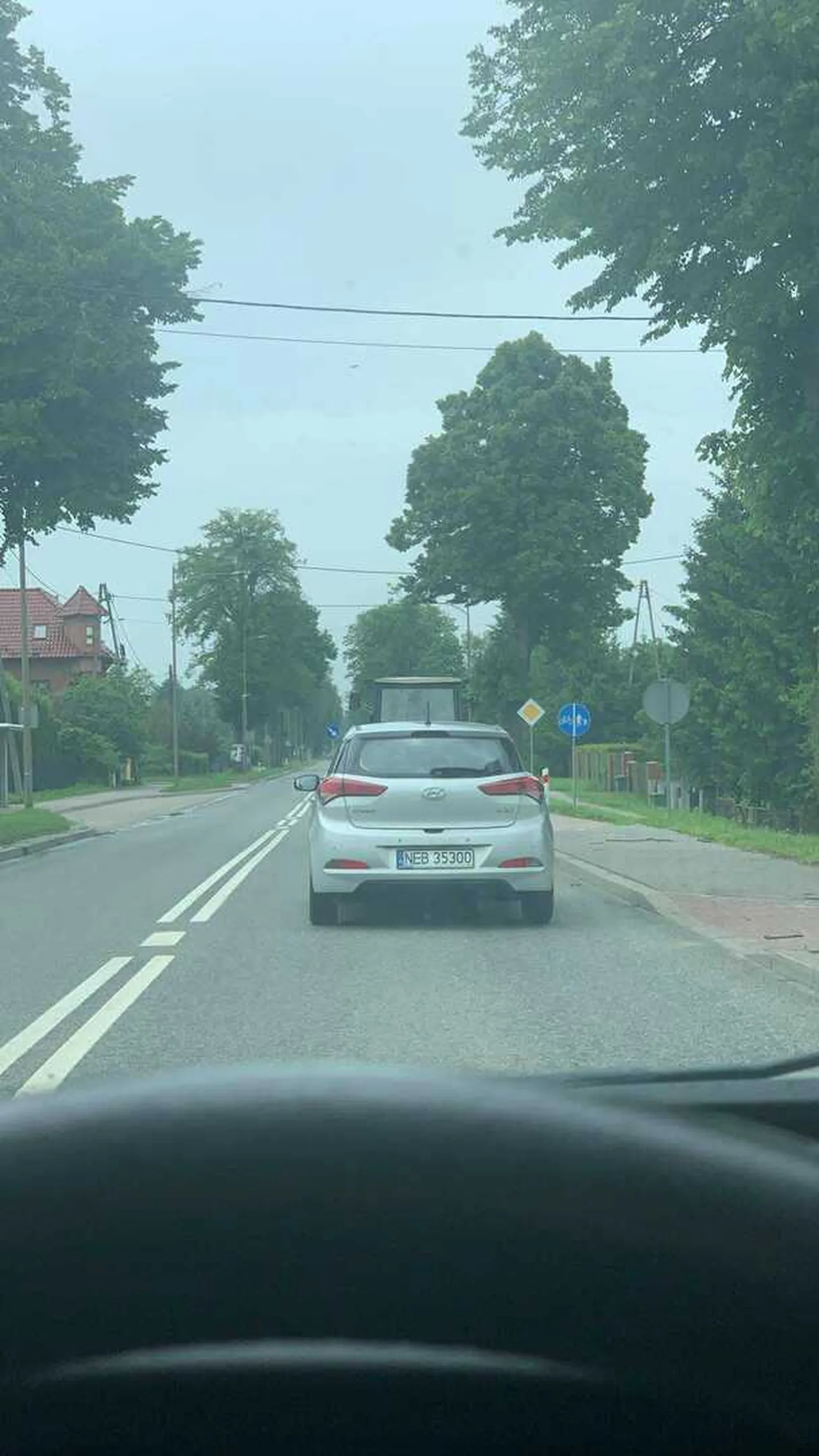 Uwaga na tego kierowcę, zwróciłem mu uwagę, że nie potrafi skręcać w lewo po czym ten wysiadł i mnie pobił