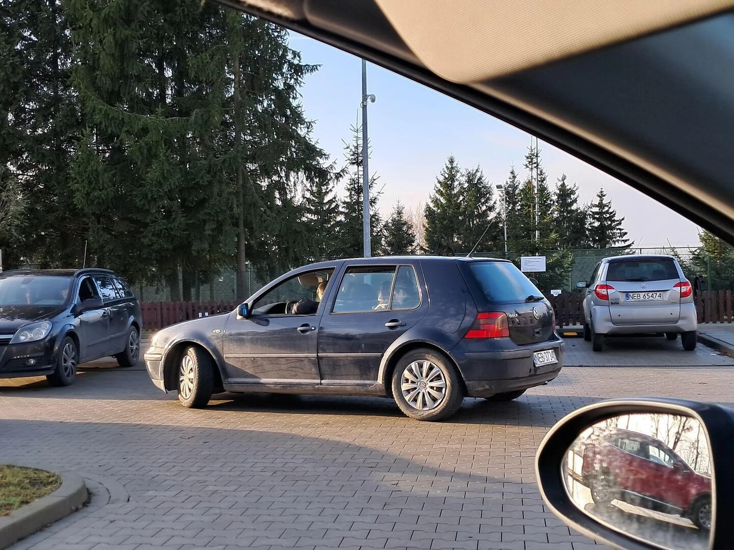 kierowca golfa blokuje przejazd na parkingu,  kto takiej osobie dał prawo jazdy?
