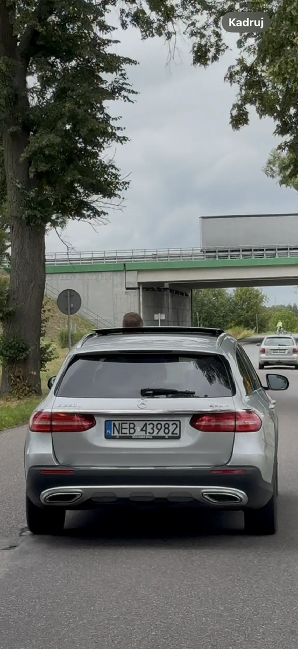 jakiś świr jeździ z głową za szyberdachem