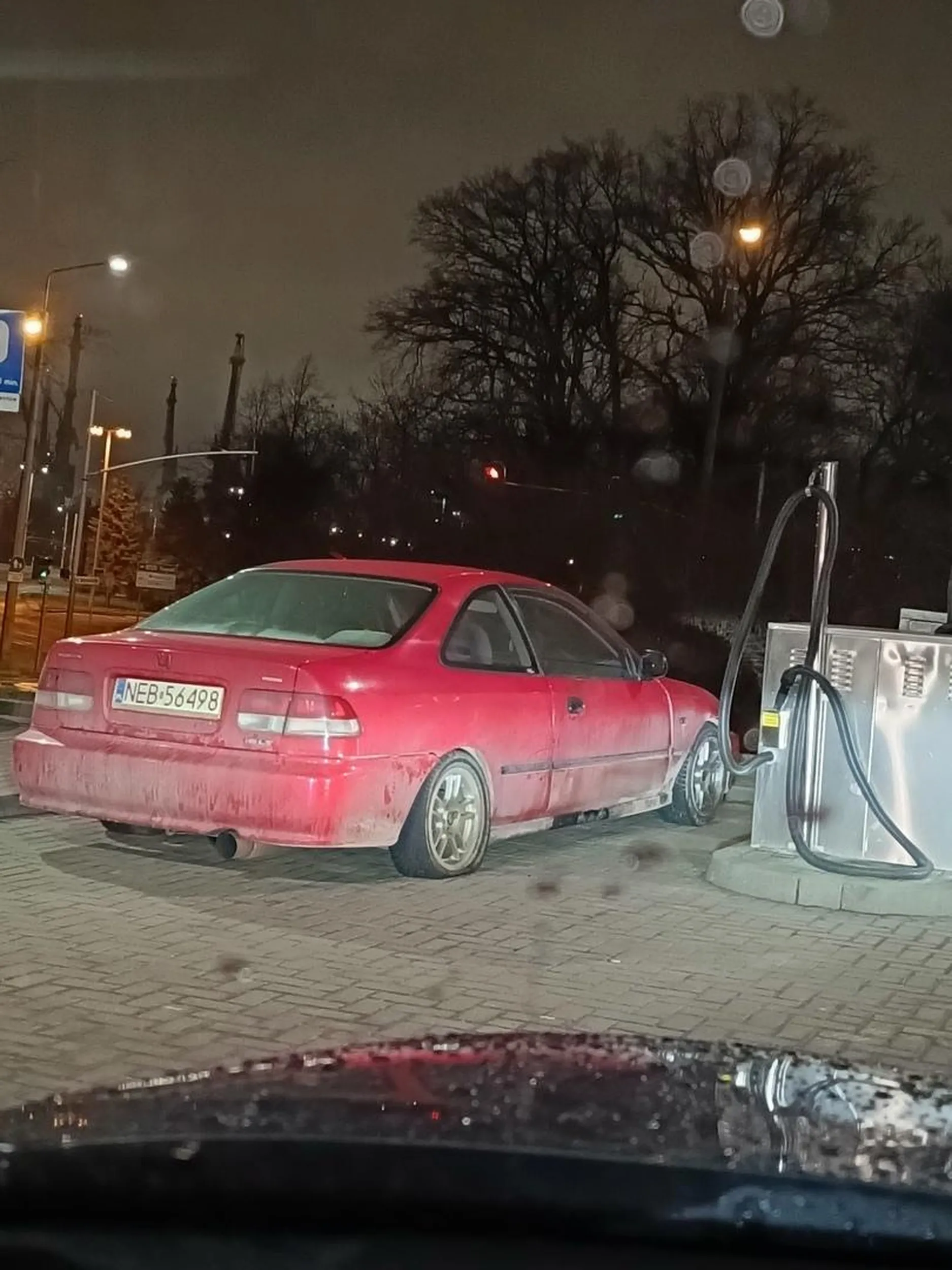 Kilka dni stoi ten trup na odkurzaczu i utrudnia pracę zwykłym użytkowniką i pracowniką floty