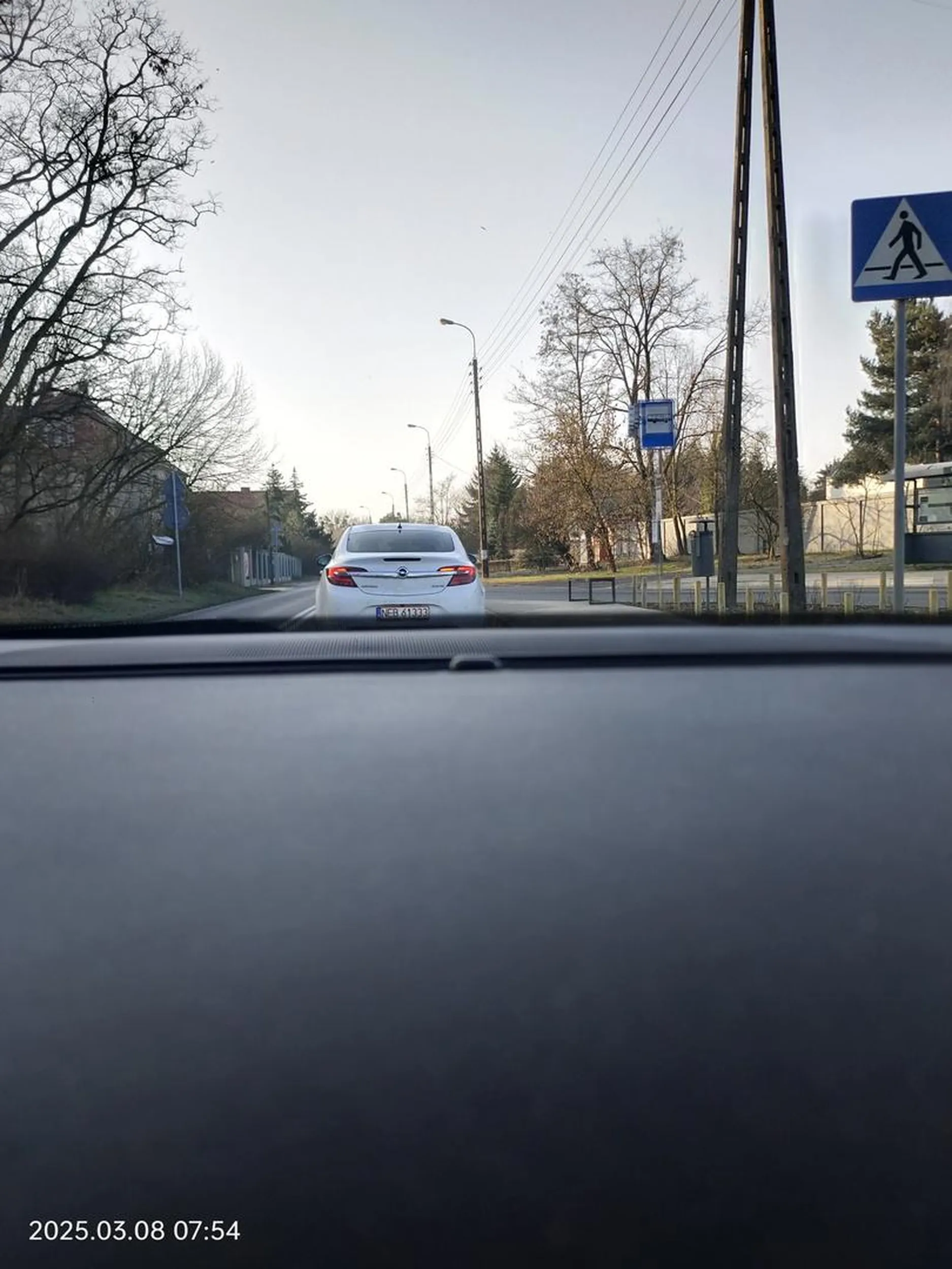 Stwarza zagrożenie przy wyprzedzaniu ( jechałem za białym oplem który jechał  30/40 Przy próbie wyprzedzenia jechał równo ze mną 80/90 )