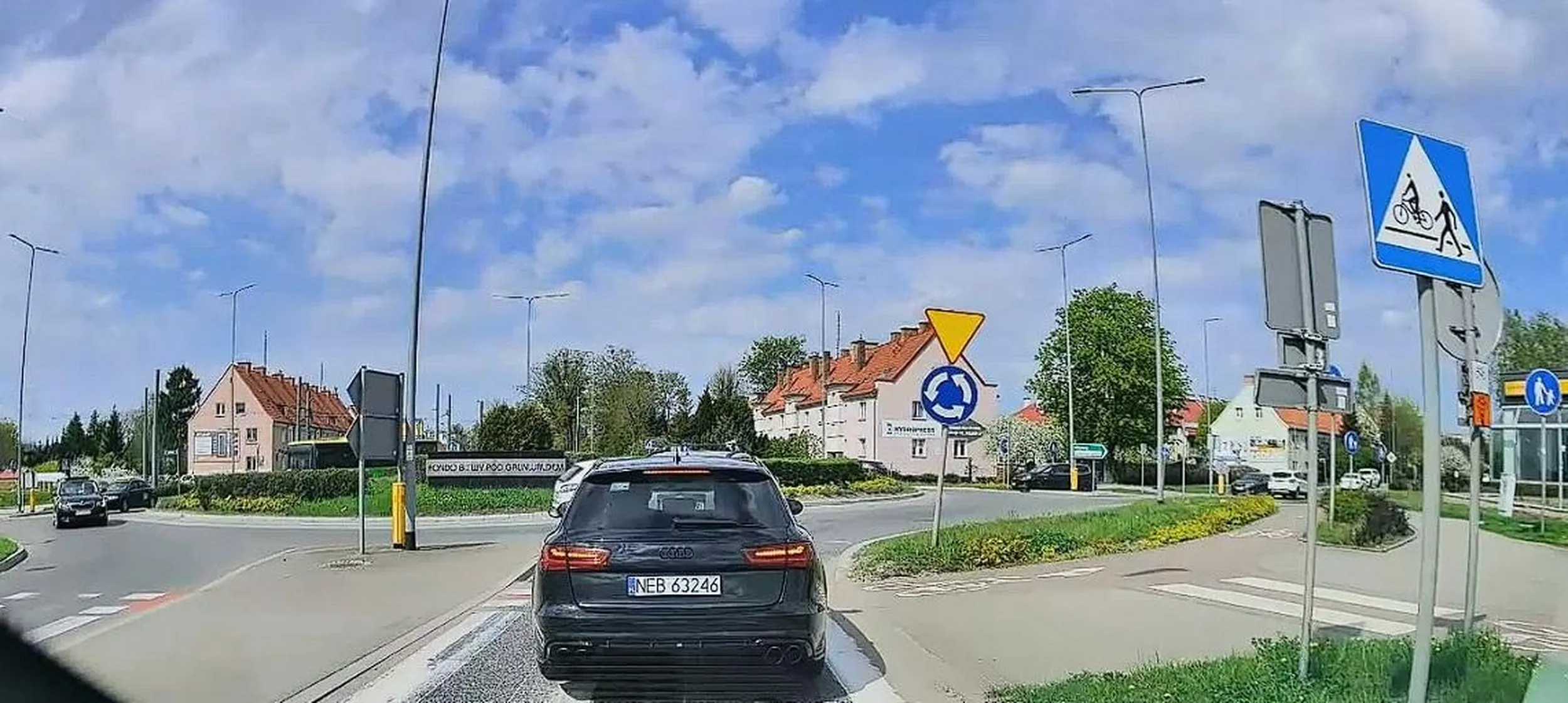 Audi A6 3.0 TDI Quattro S tronic - cwaniak... Jeździ pod zakazy... nie zważa na znaki drogowe. Zatrzymuje pojazd na przejściach dla pieszych...