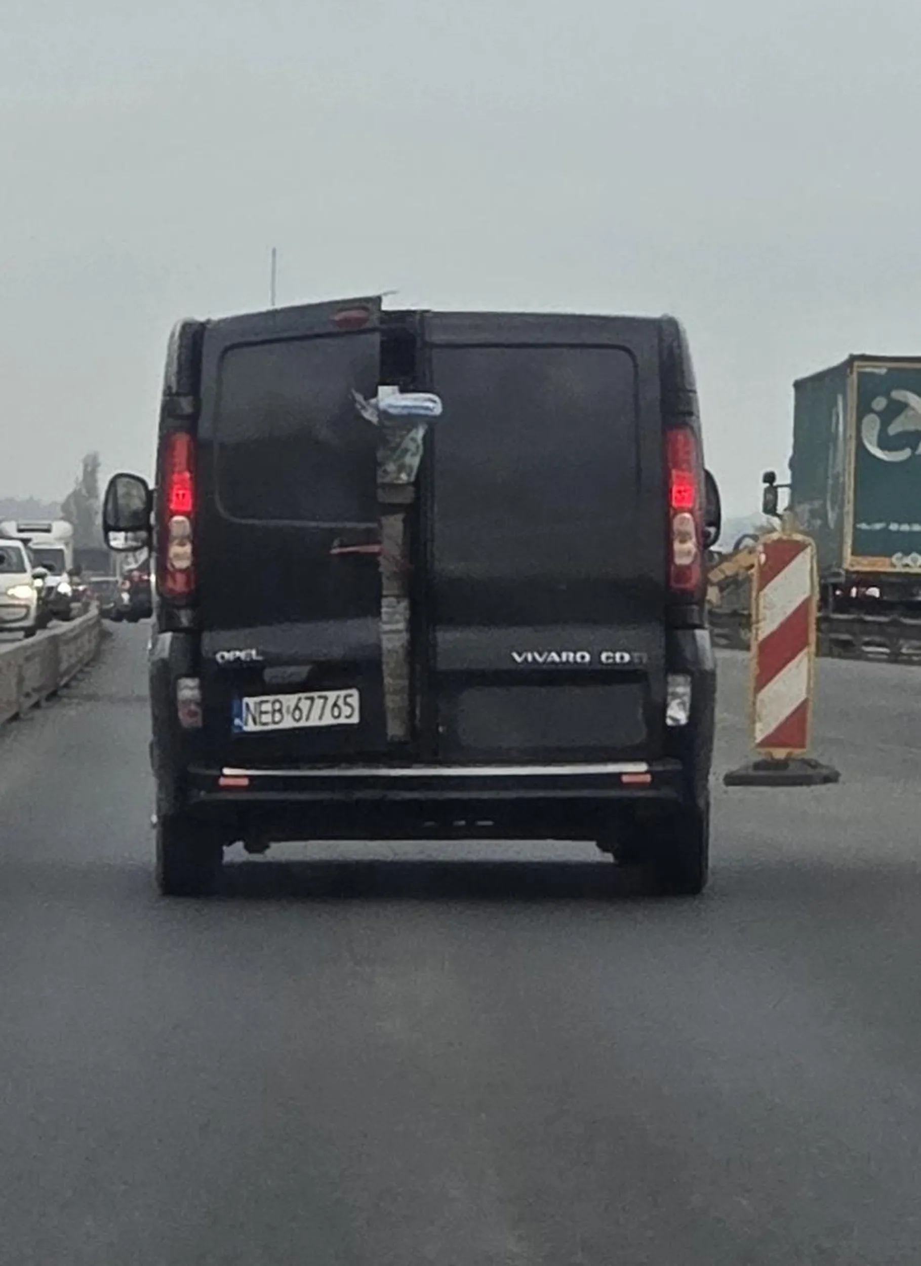 Naucz się jeździć!!! Skręcasz w lewo, bo Ci się pasy pomyliły, i masz w dupie, że już jest tam samochód! Wiesz, czym może się skończyć gwałtowne hamowanie, kiedy wiezie się małe dziecko w foteliku!? Se kur... poczytaj! Zajebisty wybór mi dałeś — albo kolizja z Tobą, albo po hamulcach albo słupki/barierki… skręcasz nagle w lewo, bez kierunku na samochód jadący na tej samej wysokości i chulaj duszo piekła niema ! Barierki , kolizja z Tobą albo hamulce ... .........