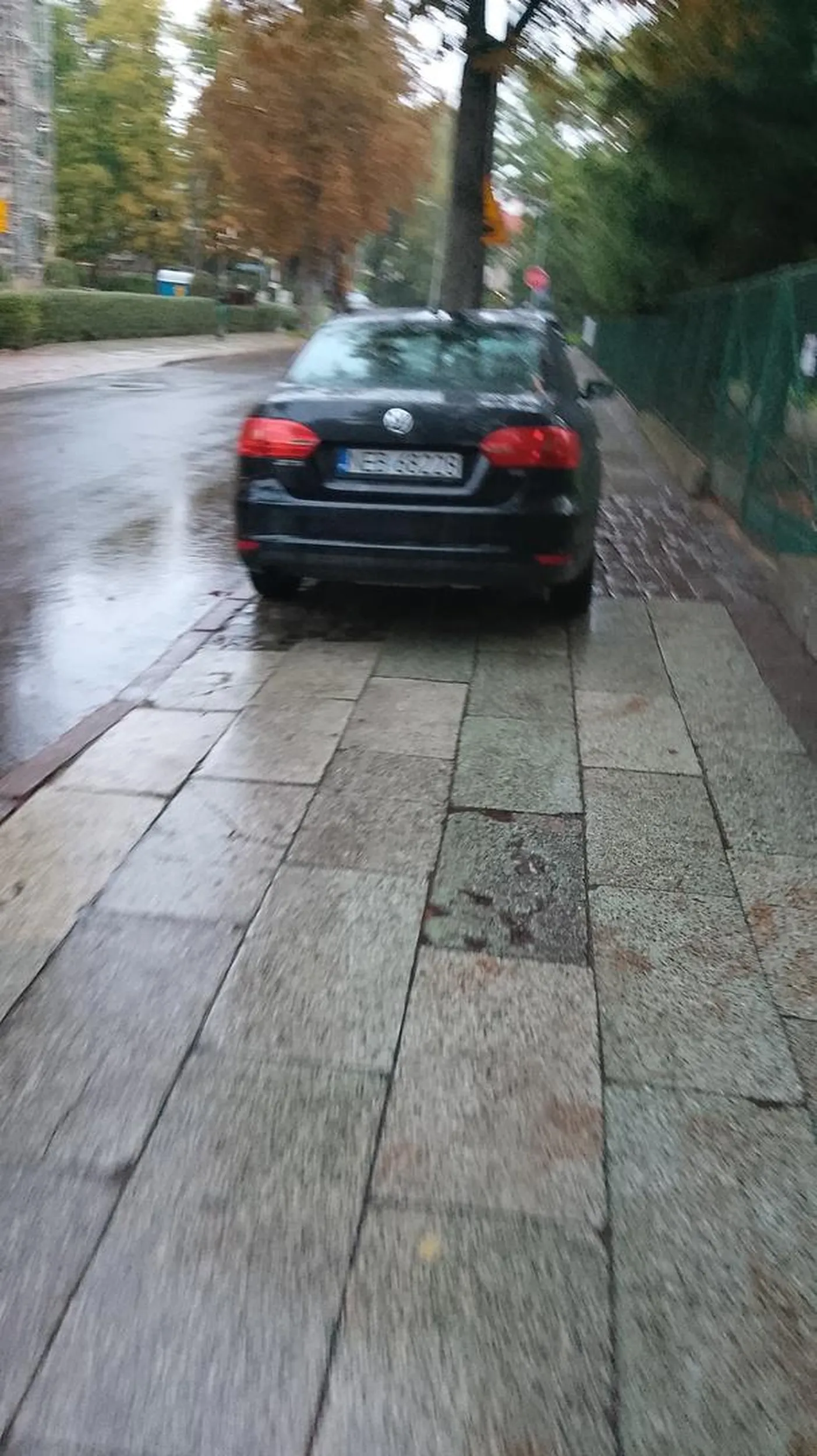 Jest jak jest, trzeba stanąć na chodniku i iść do szkoły