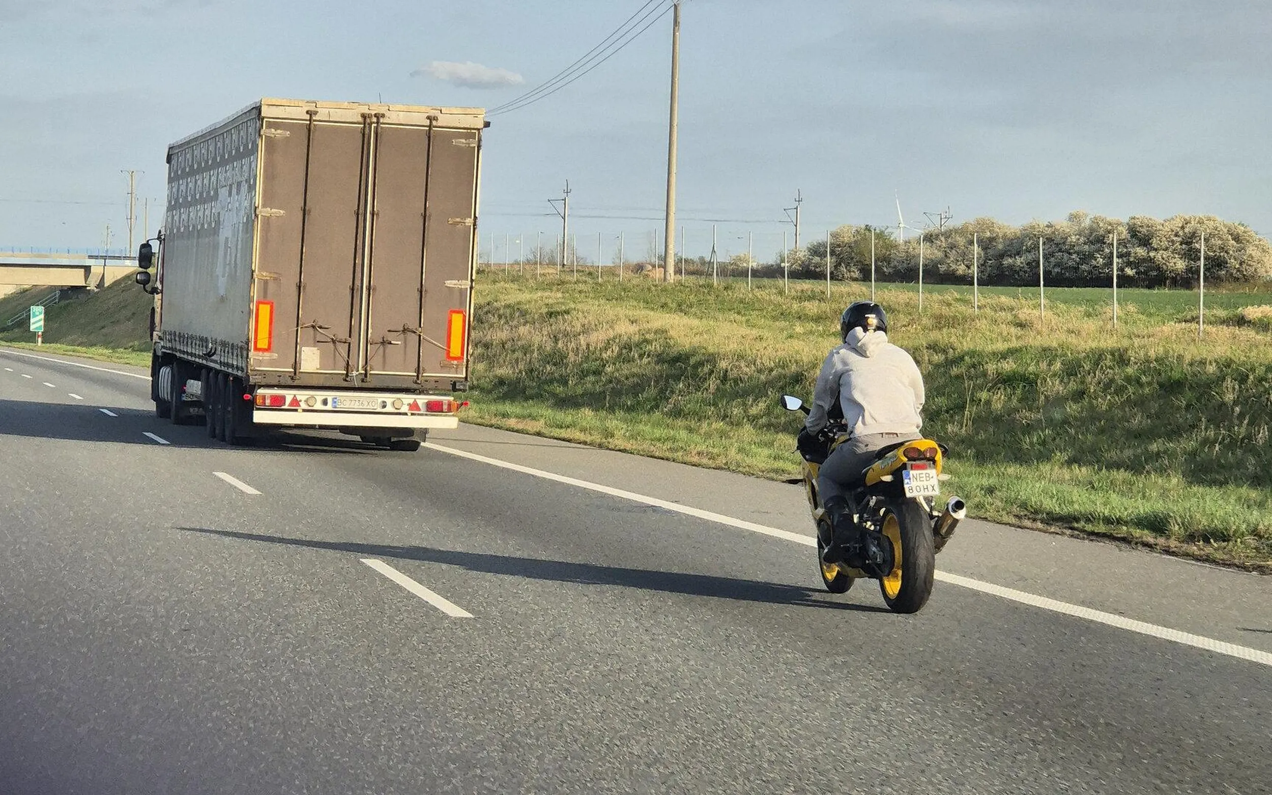 Pozdrawiam pojeba jadącego na motorku ponad 100km/h w jeansach i dresie .....
