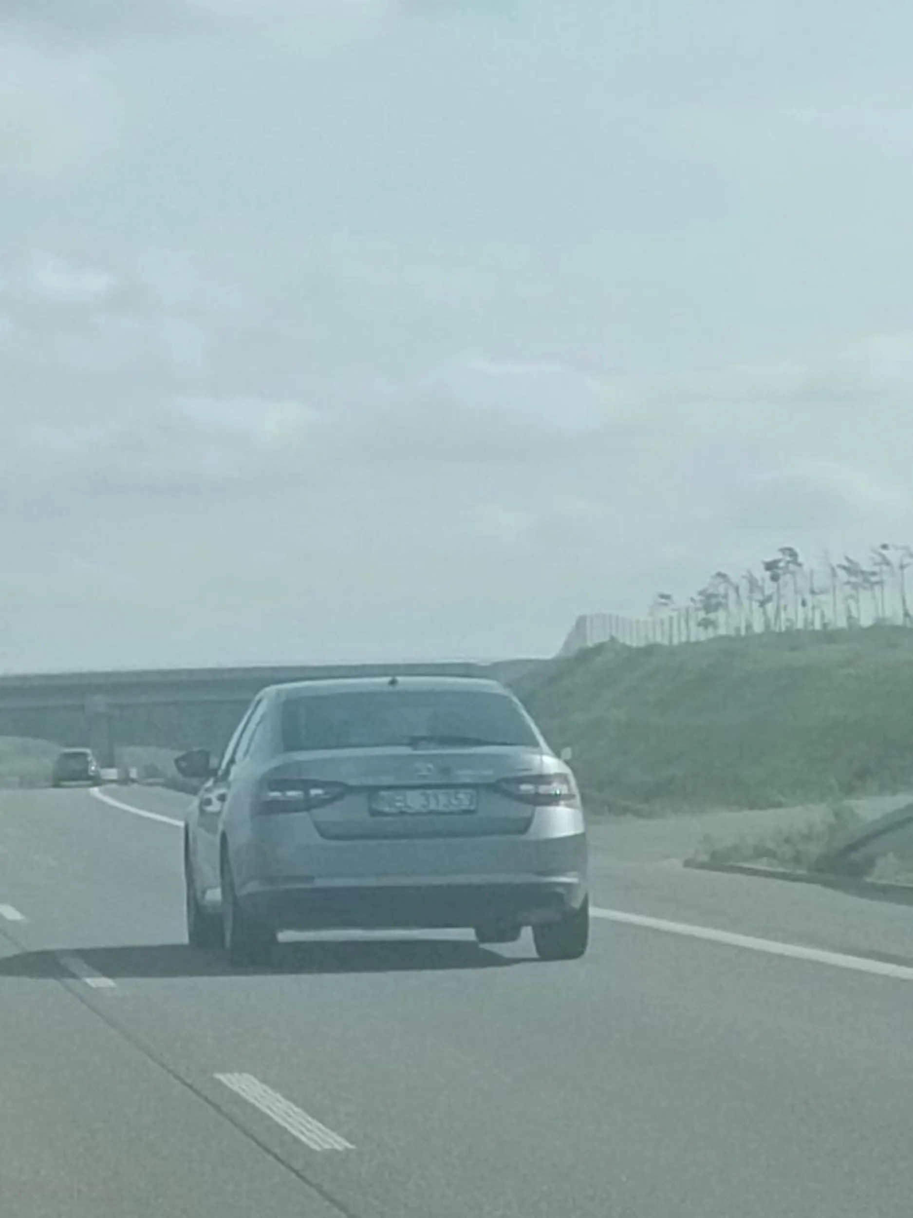 Małolat na oko 27lat droga s61 jadę stałą prędkością 120 raz jedzie 160 potem 100 jak zjeżdżam na prawy przy 120stu wyprzedza mnie i zwalnia i tak w kółko przez 30km prawko z chipsów