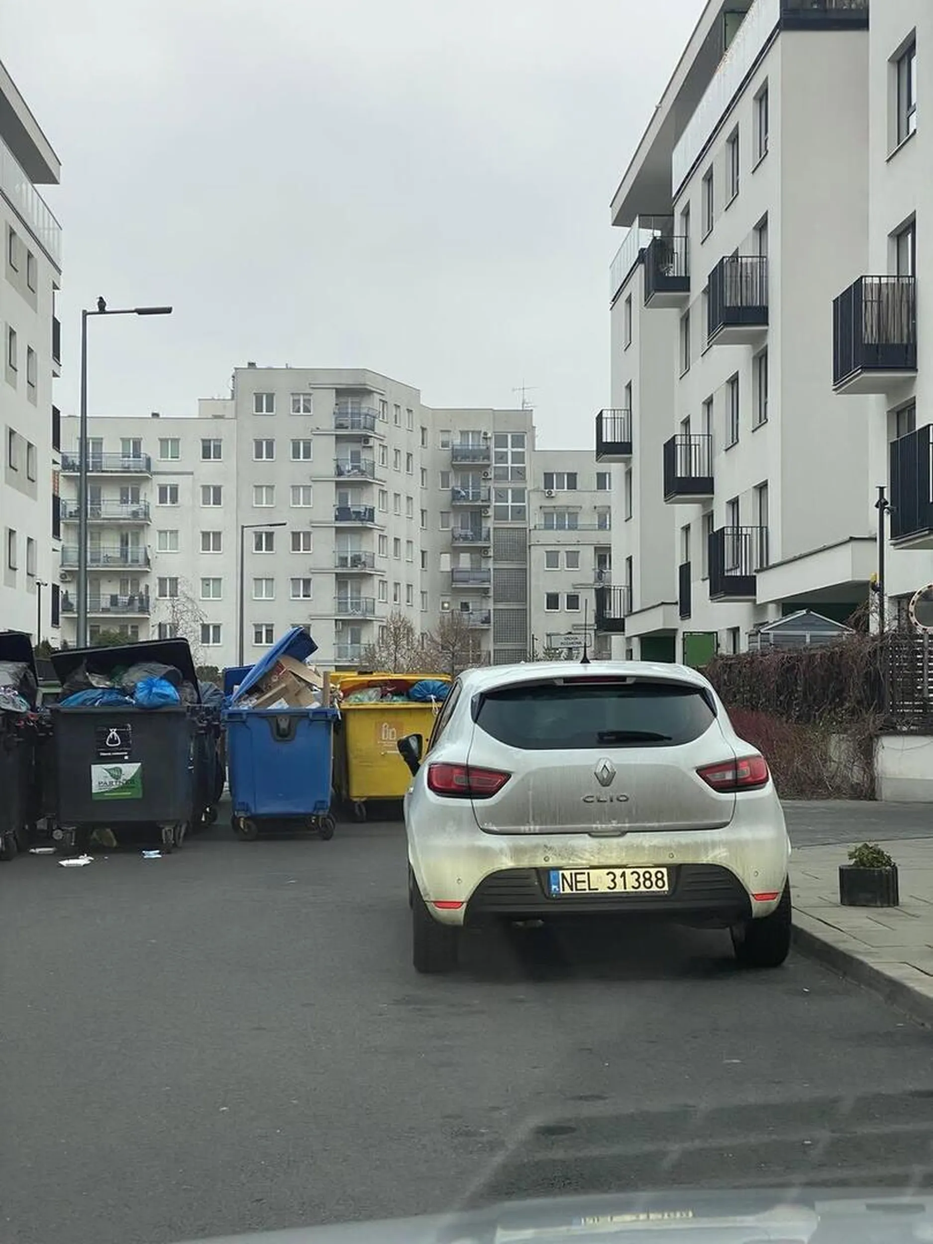 Karny komentarz za blokowanie drogi na osiedlu!