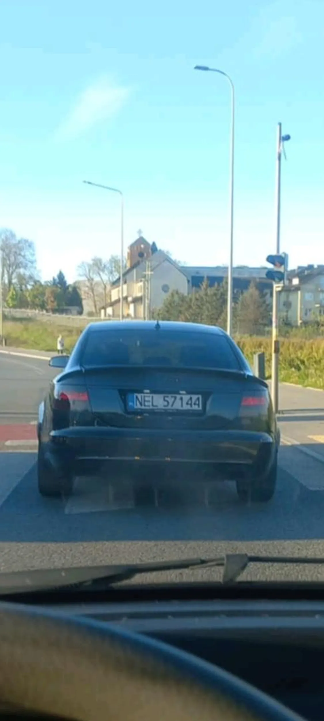 Wyprzedza na ciągłej lini, prawie spowodował wypadek kopci na czarno(zmien wtryski wiesniaku) następnym razem cie przekopie