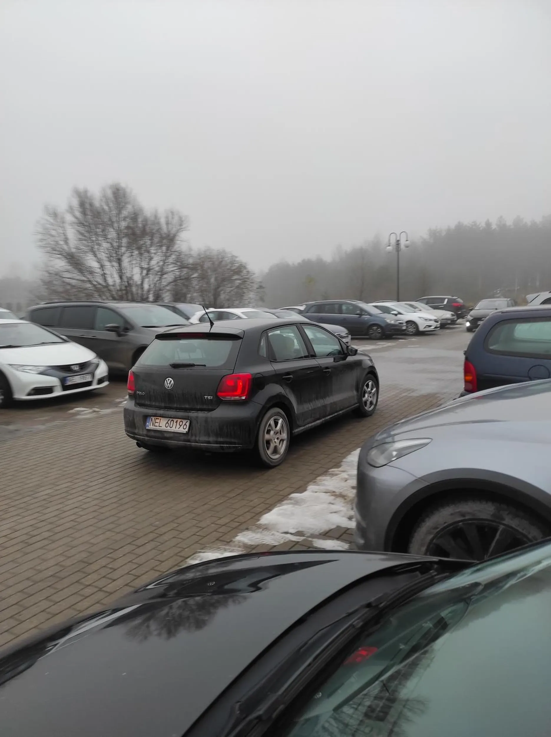 Stary dziad, uderzył drzwiami w auto, i jeszcze wyskakuje z morda, po czym odjeżdża, radzę uważać.