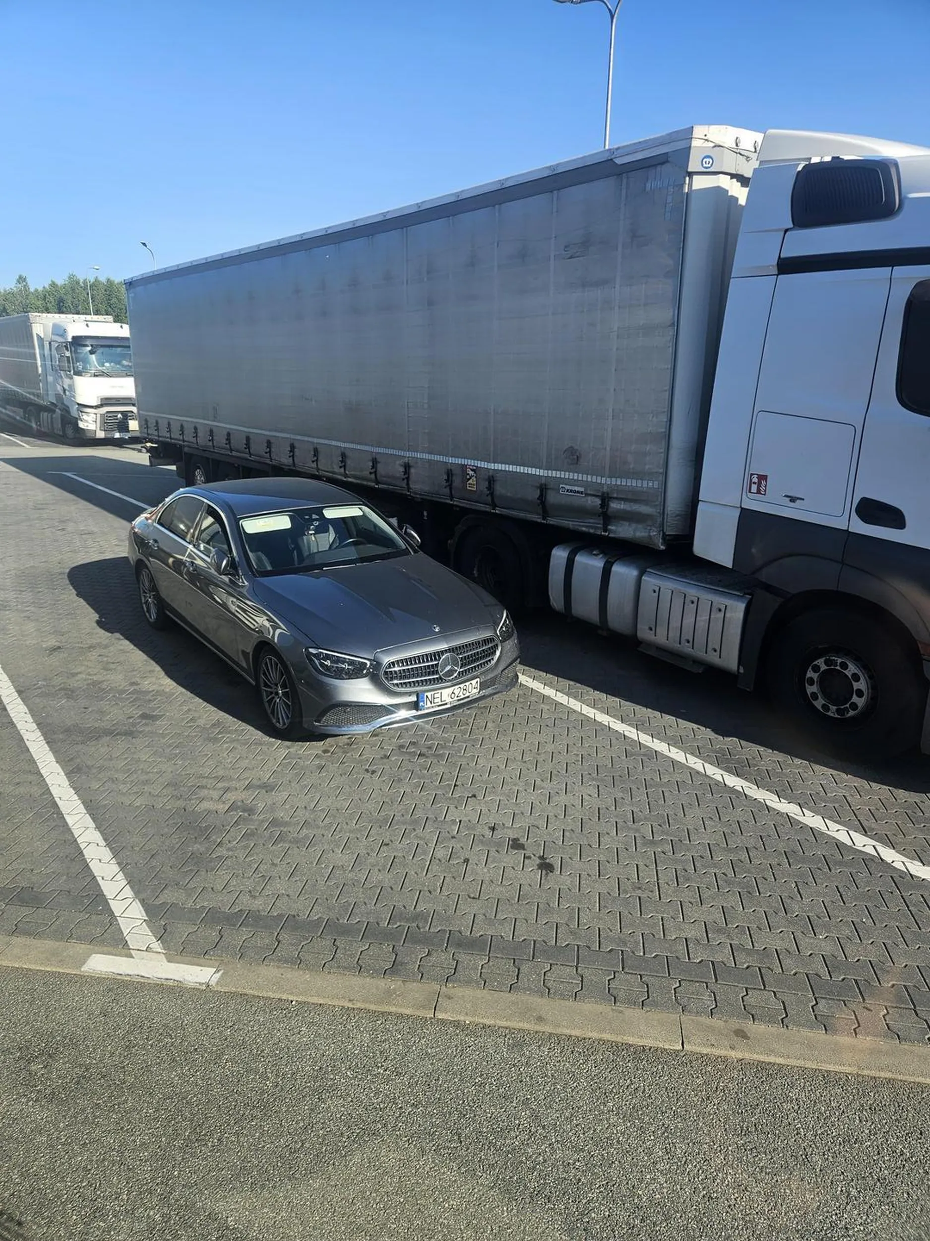 Wstrętne brzydkie kurwisko blokuje mjesce dla ciężarówek na parkingu gdzie 3 metry dalej jest pełno pustych miejsc parkingowych dla osobówek