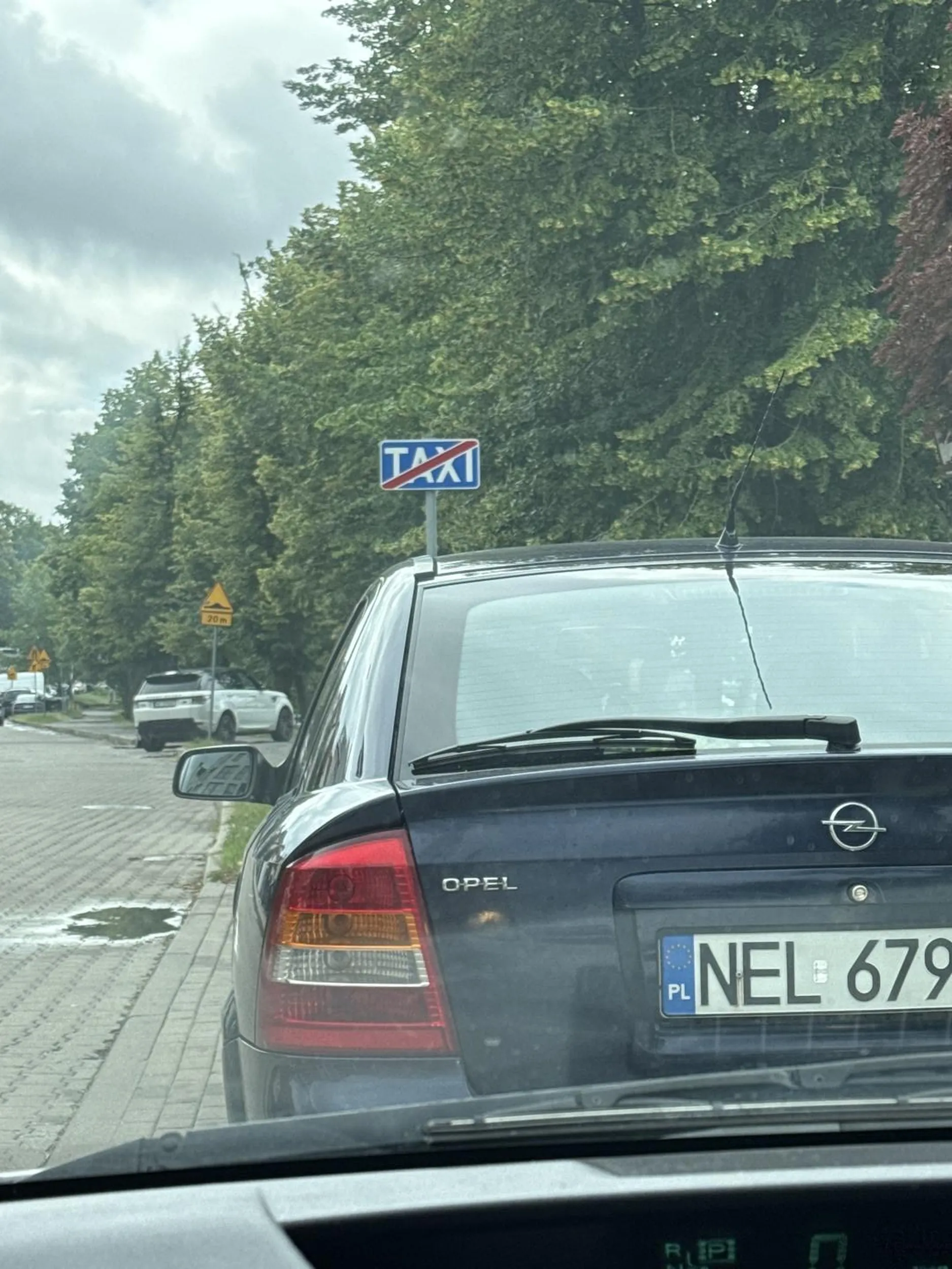 Gościu postój taxi jest dla taksówek a nie dla ciebie no chyba że masz licencję na tym gruzie