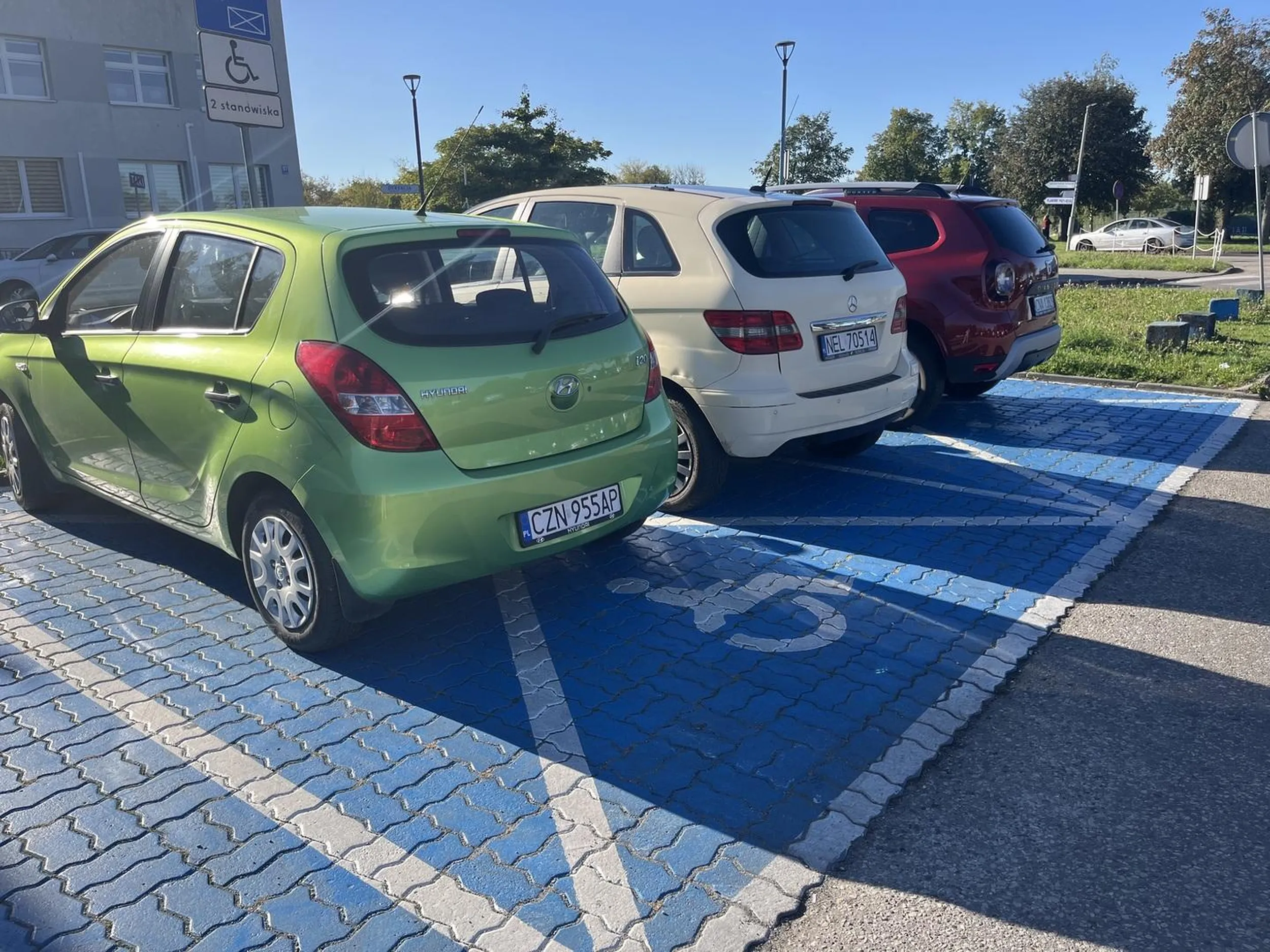 Serdecznie nie pozdrawiam kierowcy, który prawo jazdy oraz zdrożności parkingowe wygrał w chipsach… Tutaj są dwie koperty, nie trzy, dzięki wspaniałemu kierowcy nie jestem w stanie wsadzić mojego pasażera na wózku do samochodu… Ledwo osoba sprawna może otworzyć drzwi… Brak jakiegokolwiek pomyślunku