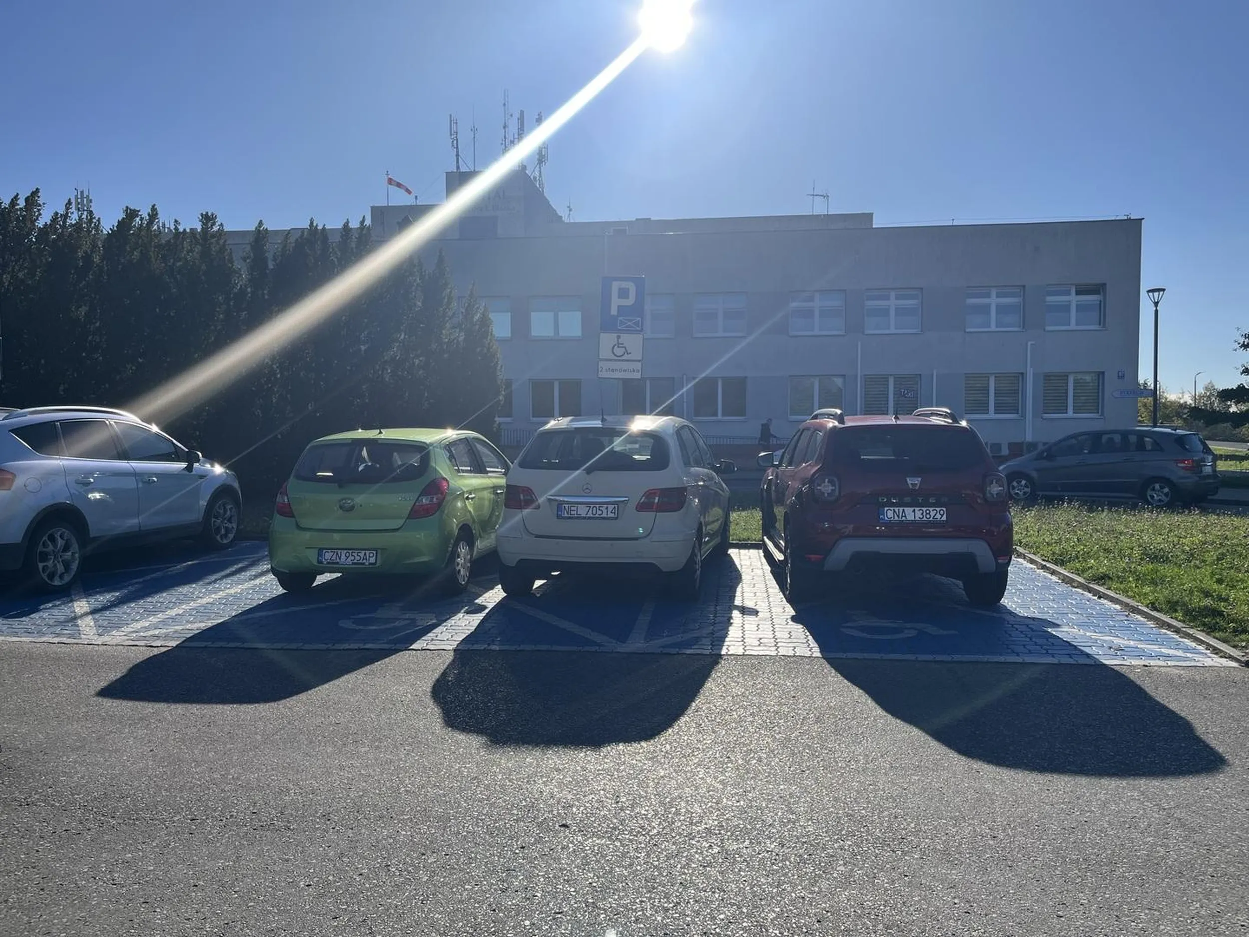 Serdecznie nie pozdrawiam kierowcy, który prawo jazdy oraz zdrożności parkingowe wygrał w chipsach… Tutaj są dwie koperty, nie trzy, dzięki wspaniałemu kierowcy nie jestem w stanie wsadzić mojego pasażera na wózku do samochodu… Ledwo osoba sprawna może otworzyć drzwi… Brak jakiegokolwiek pomyślunku