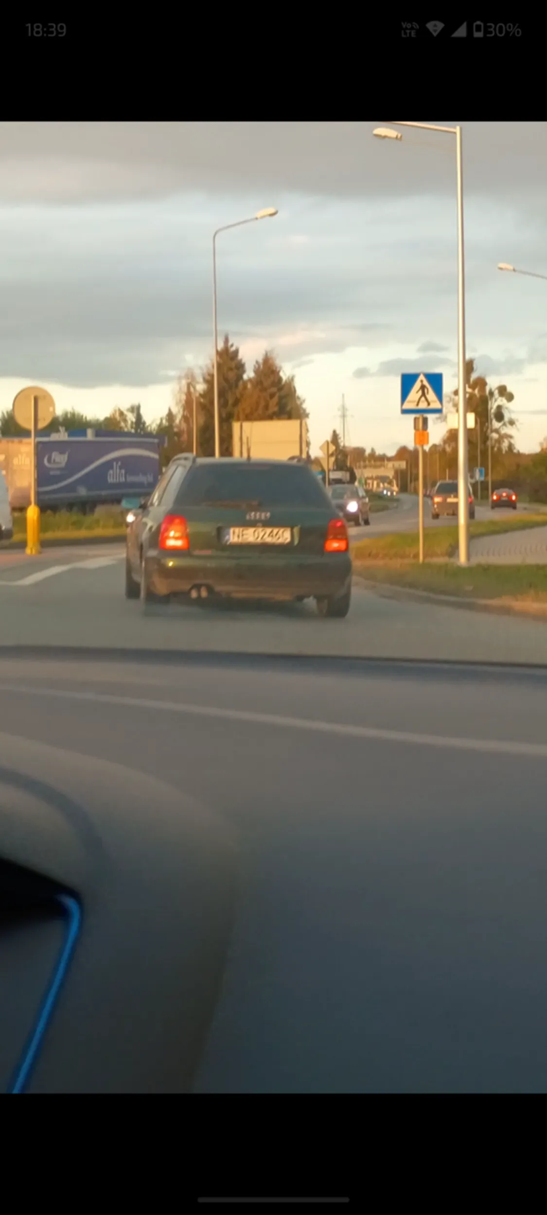Kolego wiem że w starych audi może i nie ma kierunkowskazów ale u ciebie wyglądały na sprawne, następnym razem je włączaj