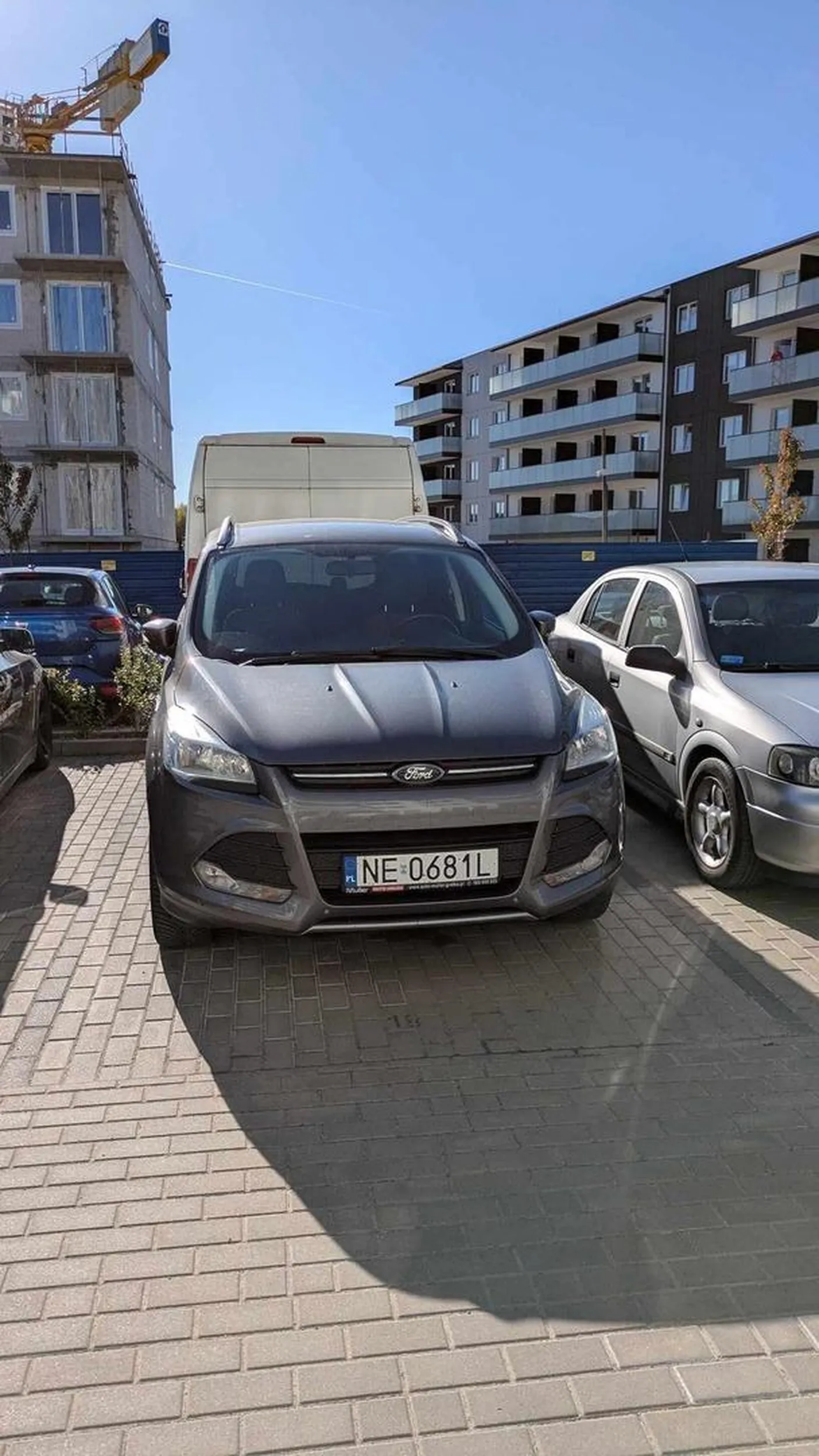 Zastawia prywatne miejsce parkingowe i nie reaguje na uwagi o przedstawieniu samochodu