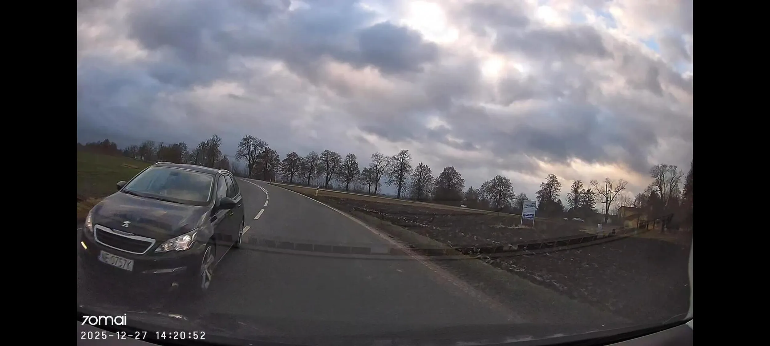 Kolega zeza ma bo zjeżdża na drugi pas