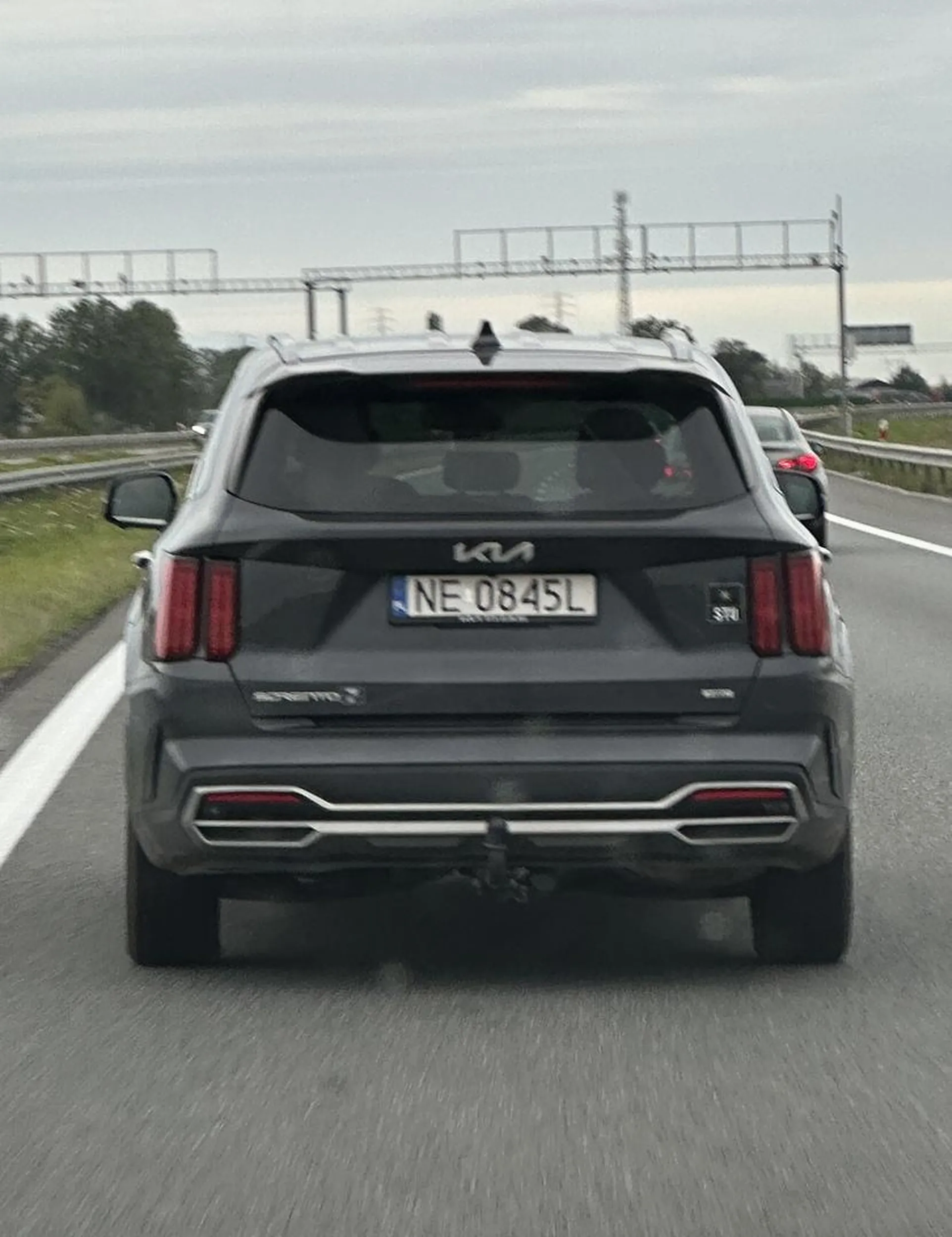 Facet czuję się bezkarny bo jeździ z kamerką samochodową, blokuje lewy pas, co uniemożliwia wyprzedzanie, a gdy już został wyprzedzony, przy pierwszej lepszej okazji wyprzedził mnie tylko po to by zahamować mi przed maską.