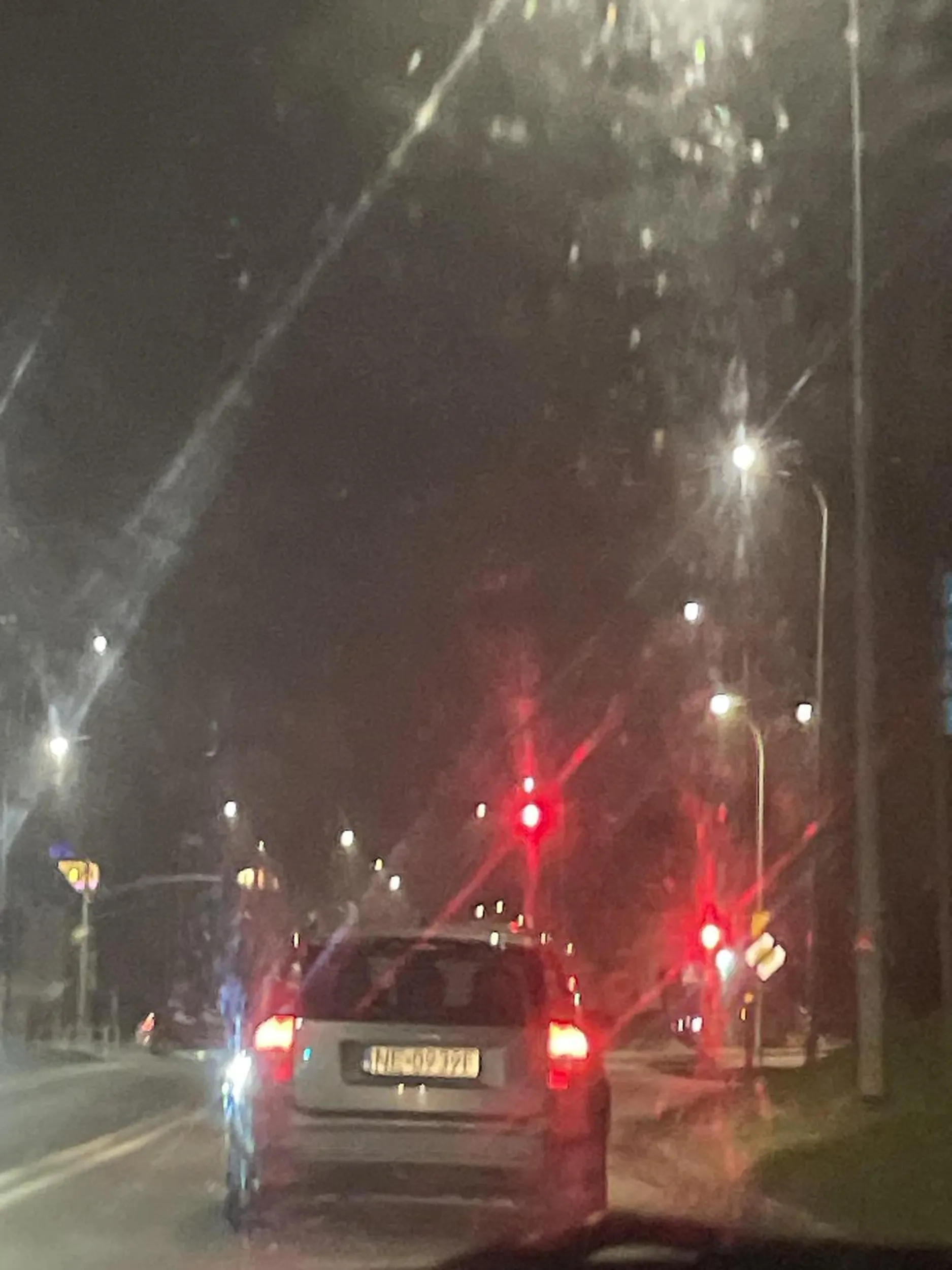 Wpierdala sie pod maske i nie podziekuje nawet za wpuszczenie, samochód prawie by byl porysowany