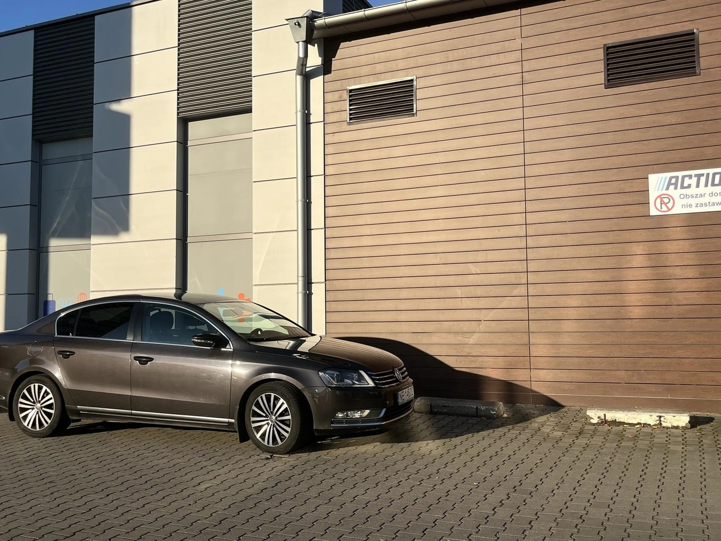 Samochód jest zaparkowany na miejscu przejazdu