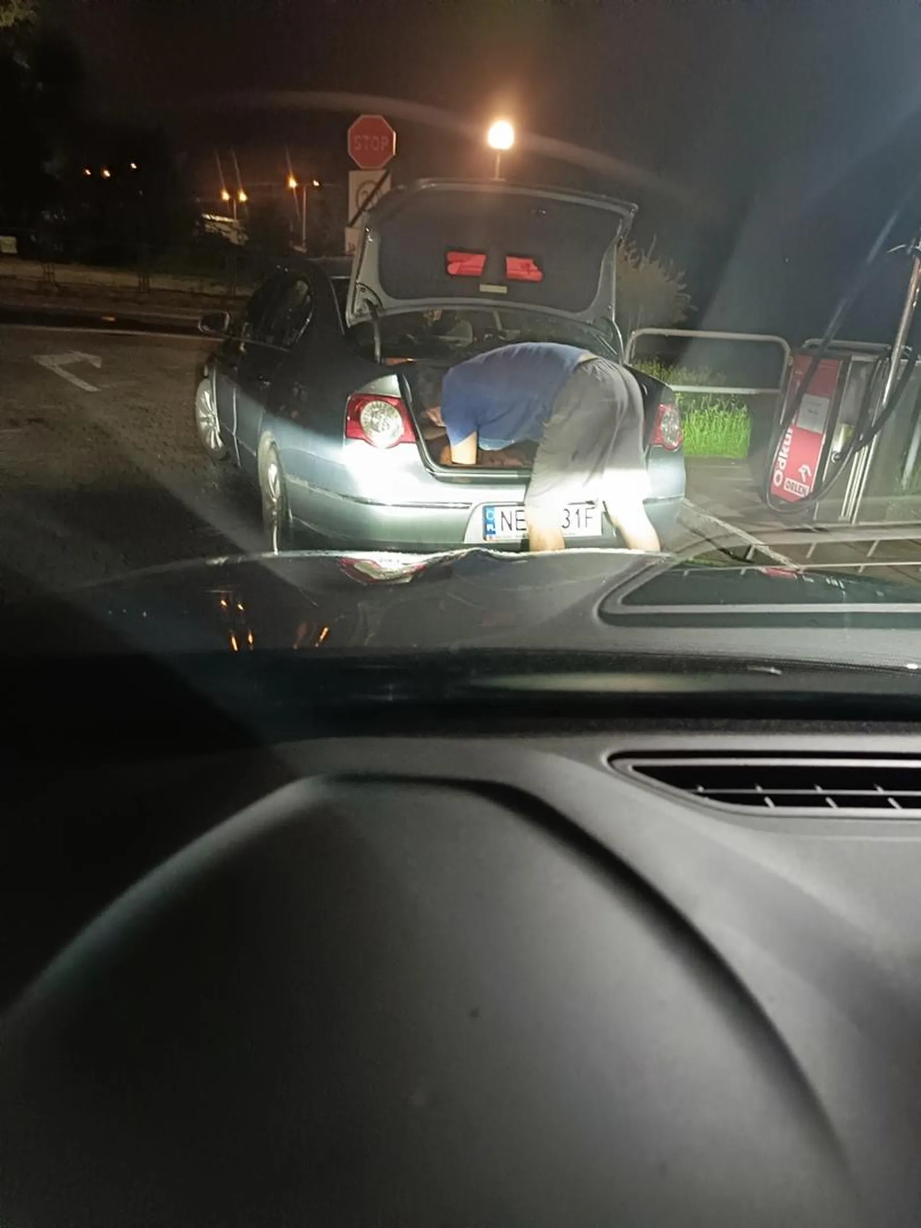 Stary Kretyn blokujący odkurzacz pod pretekstem przepakowywania , a składa stare szmatki i skarpetki w bagażniku