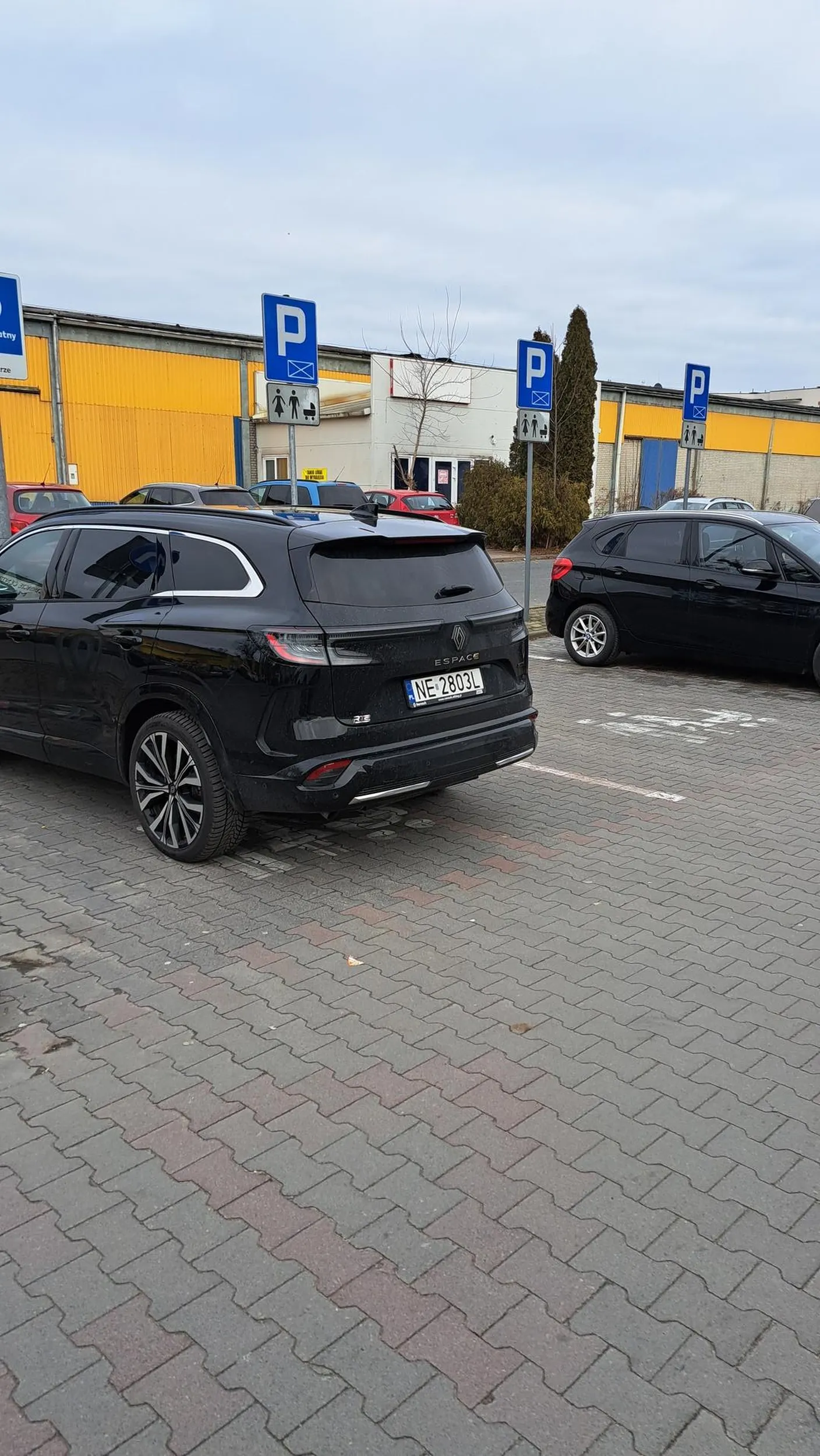 Stara Baba ze Starym Dziadem parkują na miejscu dla Rodzin z Dziećmi, mimo, że cały parking pusty, ale im się chodzić nie chce.