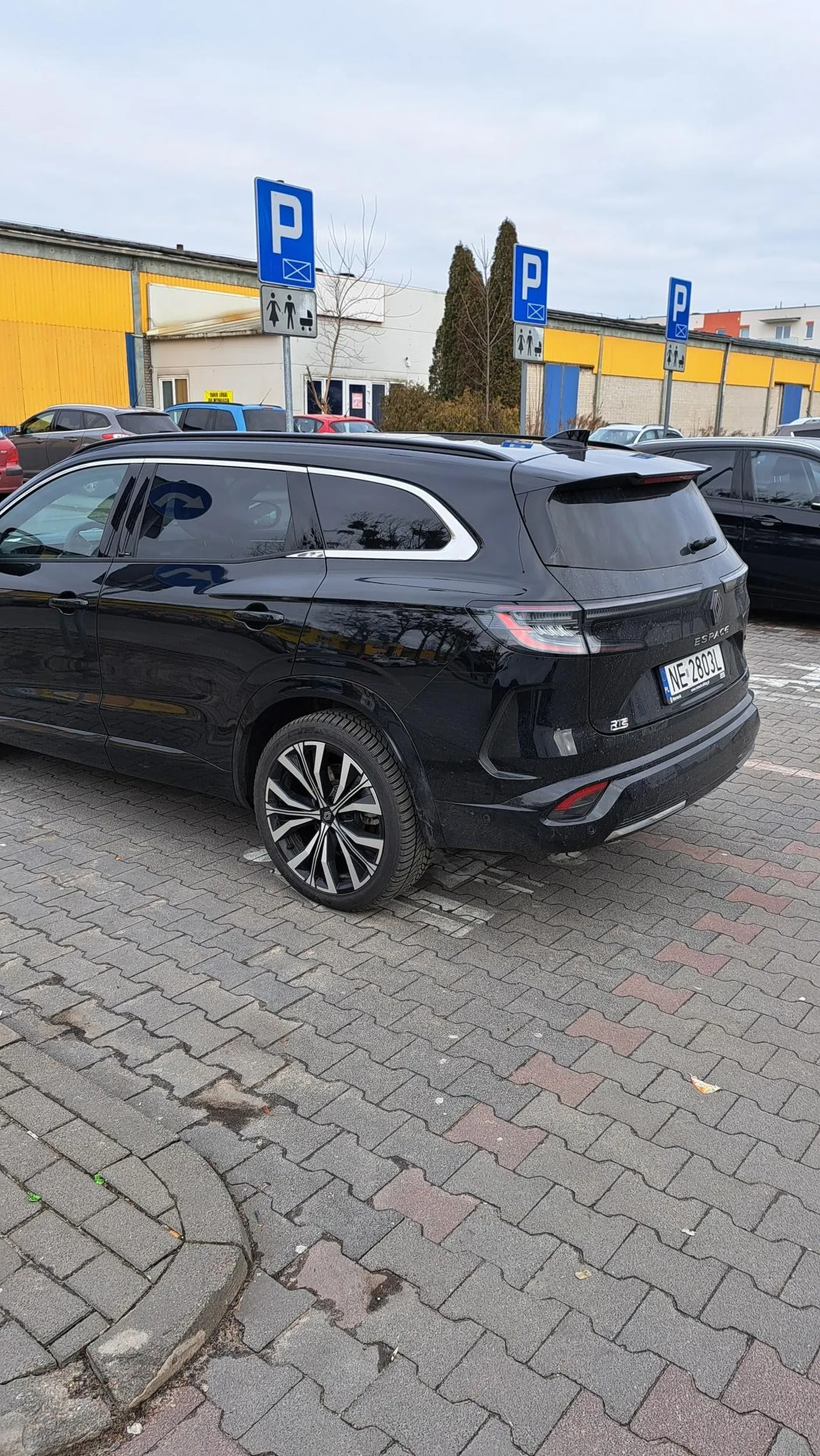 Stara Baba ze Starym Dziadem parkują na miejscu dla Rodzin z Dziećmi, mimo, że cały parking pusty, ale im się chodzić nie chce.