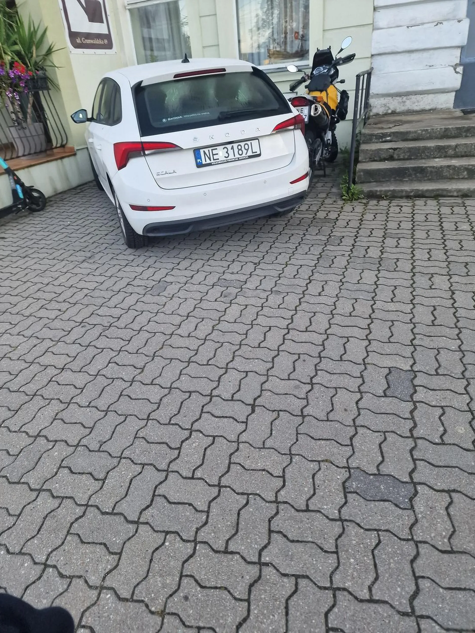 Kierowca trąbi na ludzi na chodniku znalazł se zabawę na ul.Grunwaldzkej lokator Hotel sowa jeżdżenie po chodniku