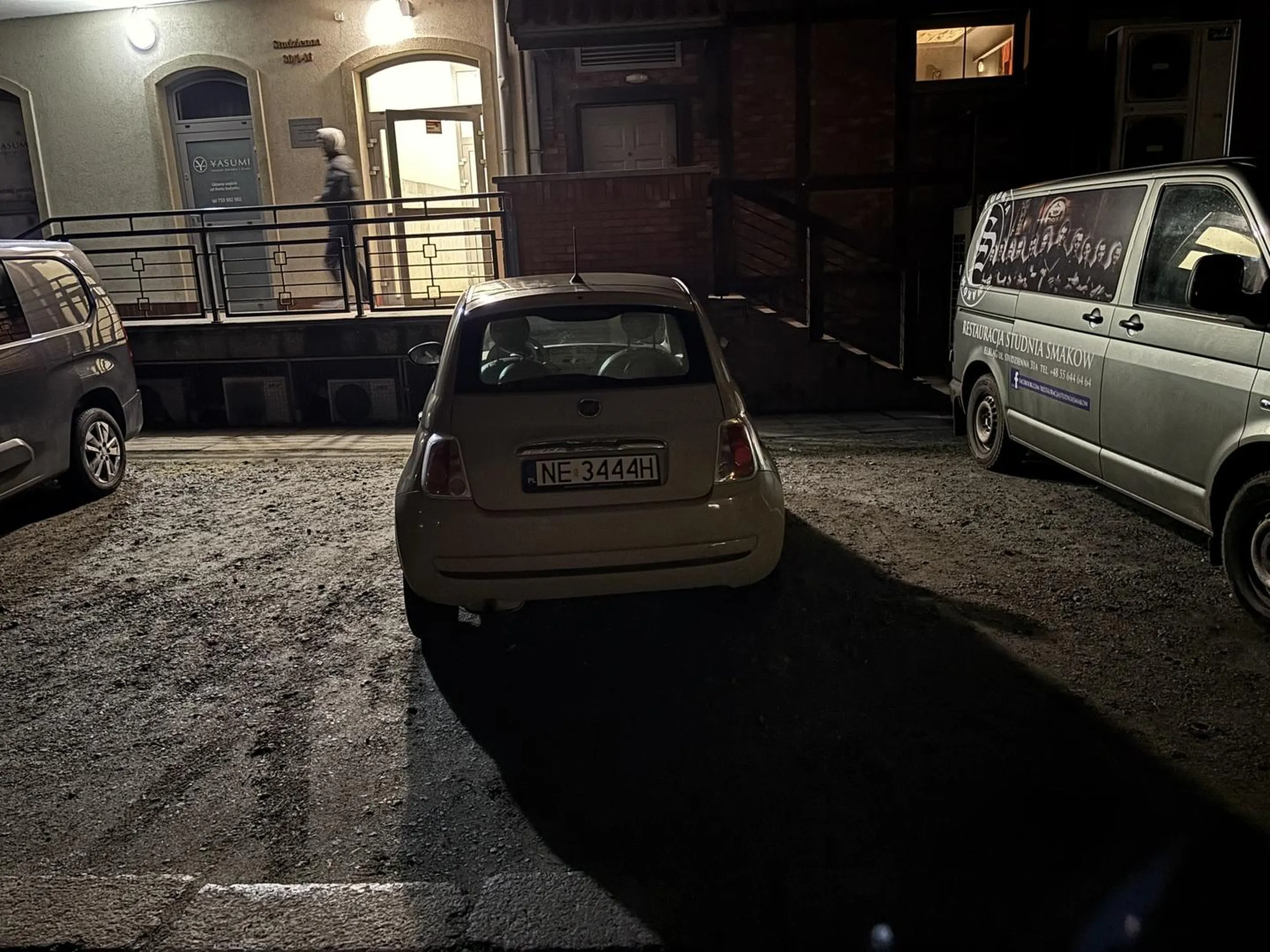 Pacjent z tego wozu najwidoczniej parkuje wyśmienicie bo ledwo co się zmieścił