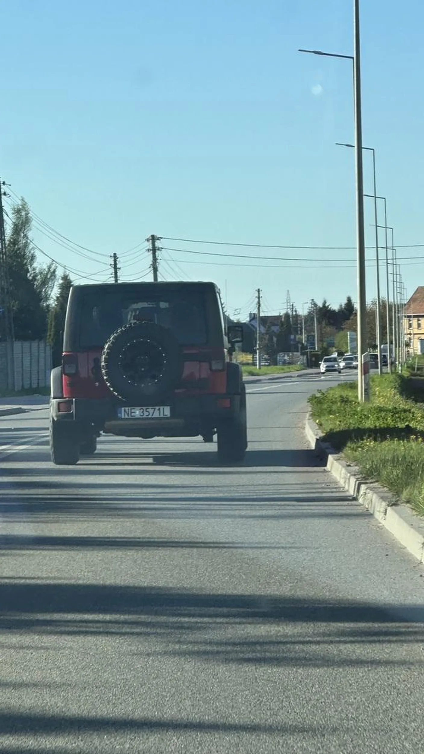 Nie pozdrawiam państwa z tej rejestracji. Wyprzedzając mnie padało mi środkowy pale. A potem zaczęli wyprzedzać na skrzyżowaniu wykorzystując kawałek ulicy wykluczonej z ruchu !!!!!!!