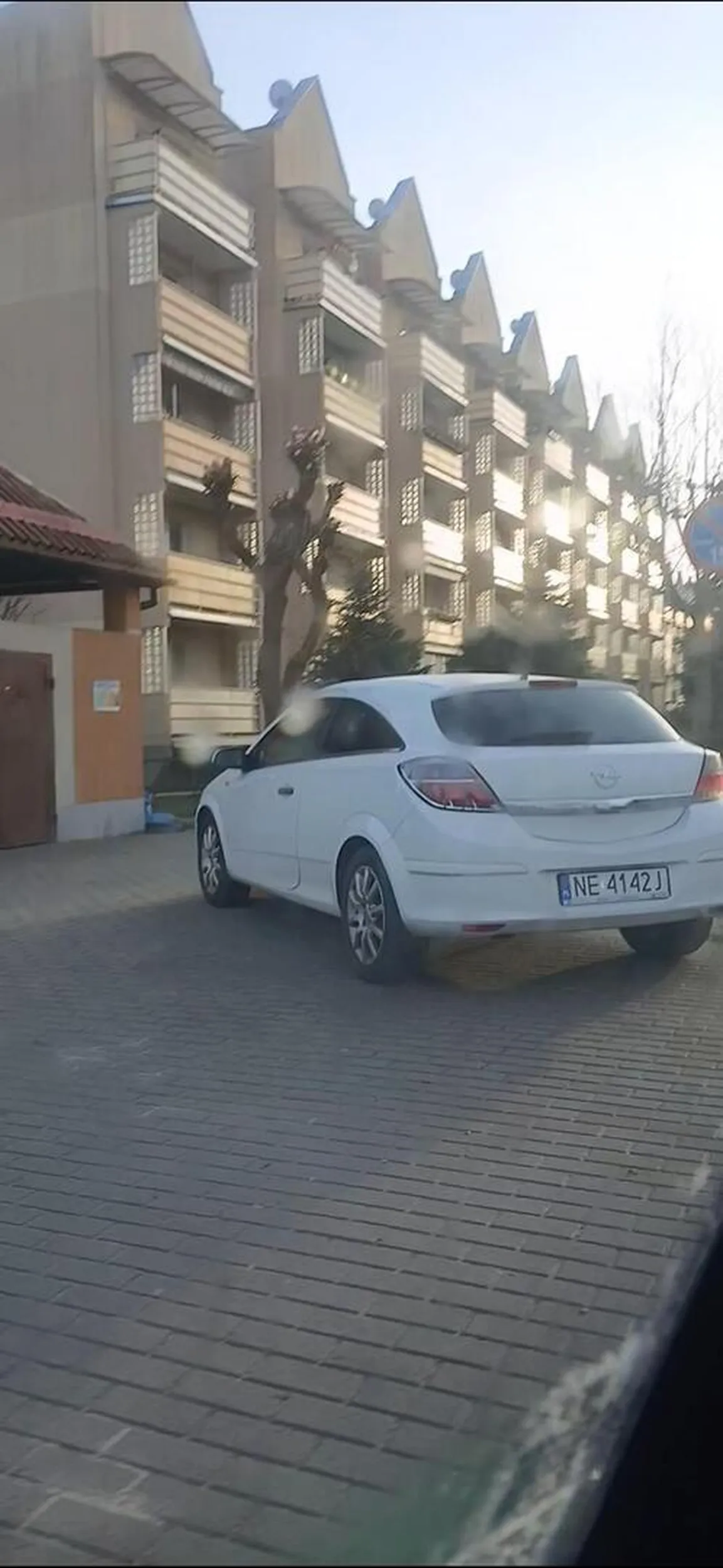 Kierowca opla nie wie gdzie jest parking i parkuje na chodniku jakby myślał że on może