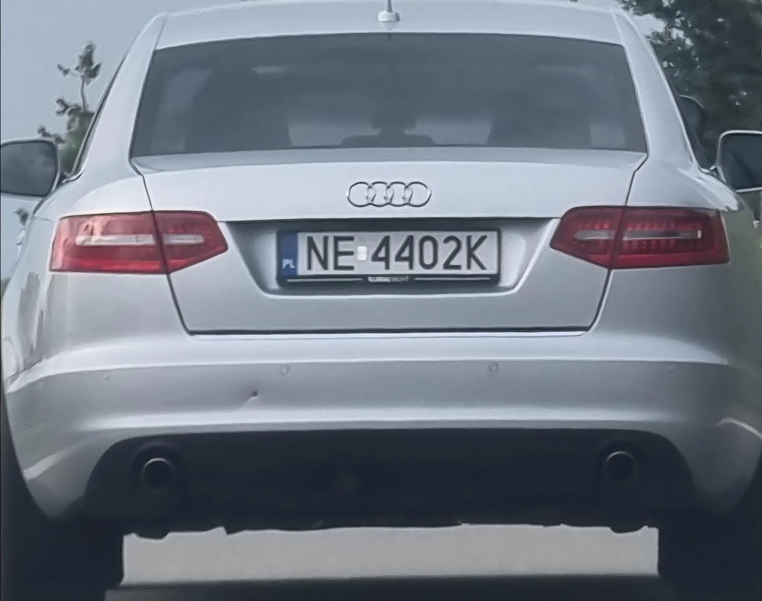 Nieodpowiedzialny szaleniec, wyprzedzający slalomem na ostatni moment przed spowodowaniem kolizji. Popisywanie się, gwałtowne przyspieszanie i hamowanie w korku. Na blachach ramka "Illegal Night" więc to jeden z tych "szybkich i wściekłych",  którzy mylą drogi publiczne z torem wyścigowym albo grami komputerowymi. Jak widać potencjalnych majtczaków w Polsce nie brakuje. Wyrządzą komuś krzywdę to uciekają za granicę. Jeżeli to czytasz "rajdowcu" to miej świadomość, że inni uczestnicy drogi mają rodziny, dzieci i też chcą wrócić do domu cali i zdrowi!