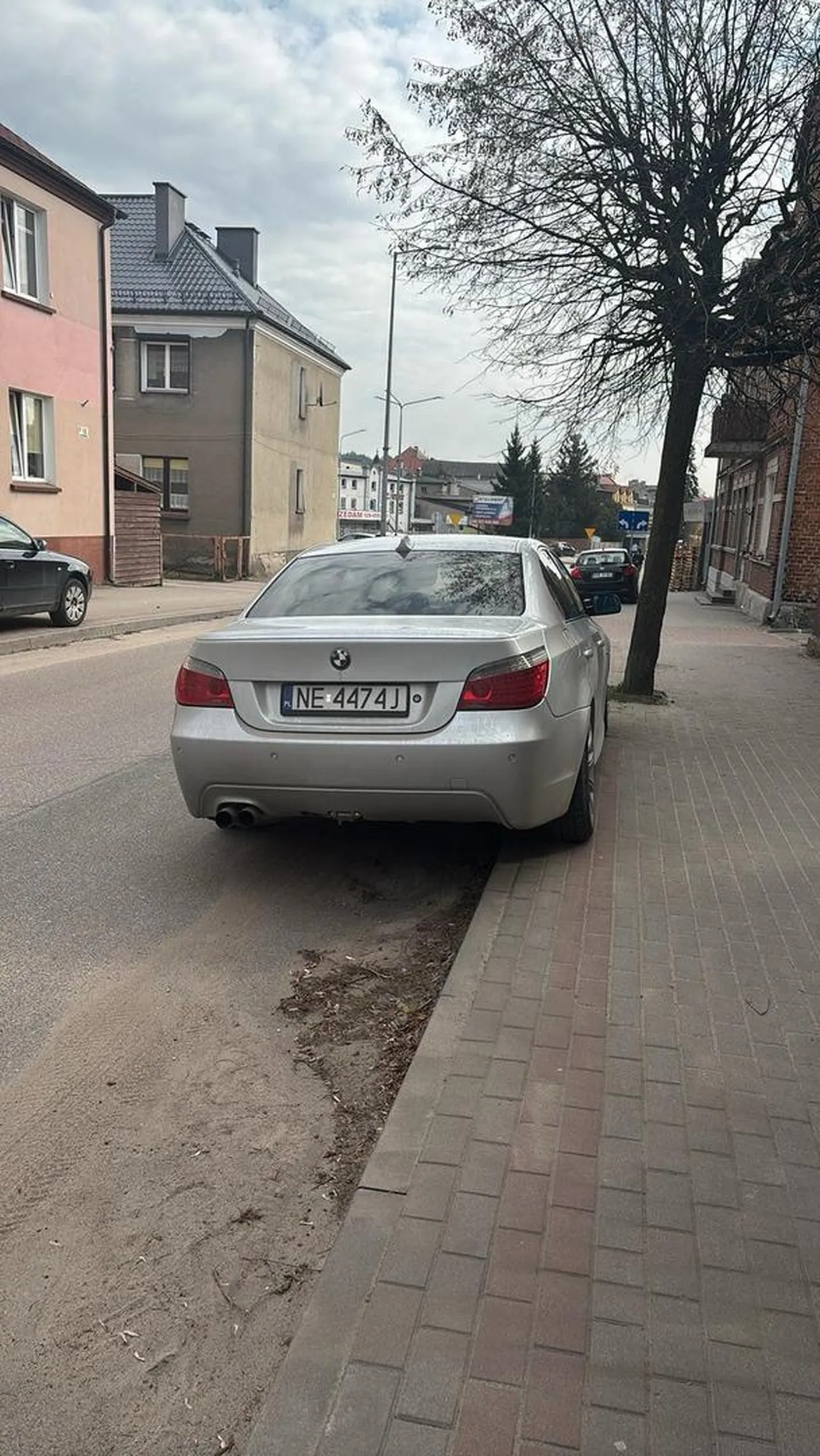 Widać że małolata przerosła moc,może lepiej wsiąć na rower :)