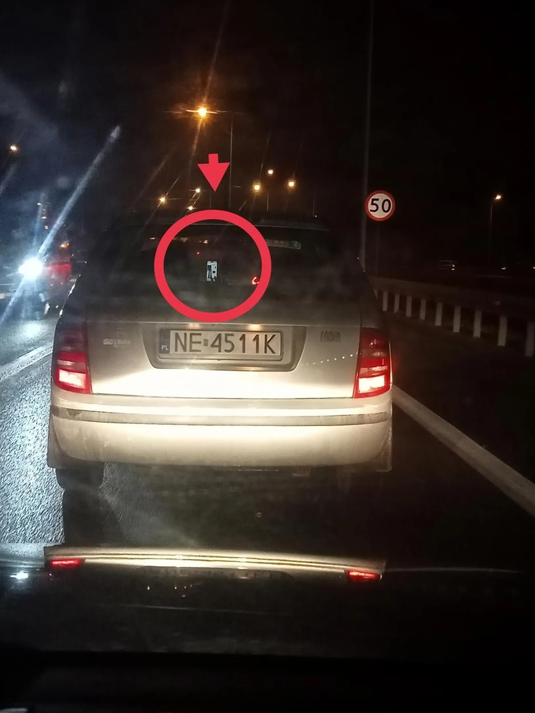 Kretyn jedzie całą drogę oglądając TikToki. Generacja zjebów i bezmózgów. Mam nadzieję że rozwalisz się sam a nie wejdziesz w kogoś.