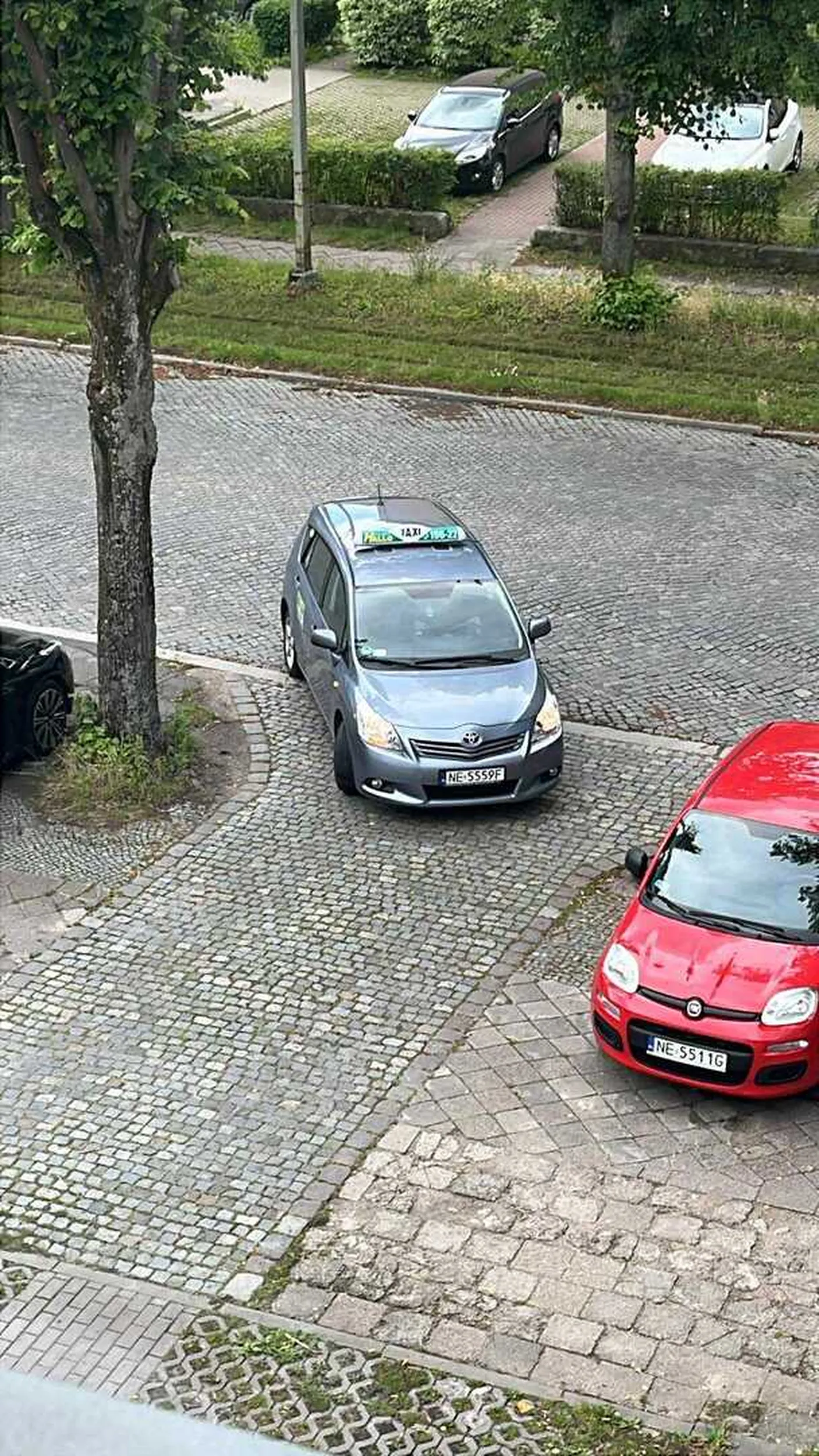 Zwykły cham i prostak. Naskakuje na biedną kobietę sam nieznając przepisów typowa złota panoszącą się i myśląca że może więcej