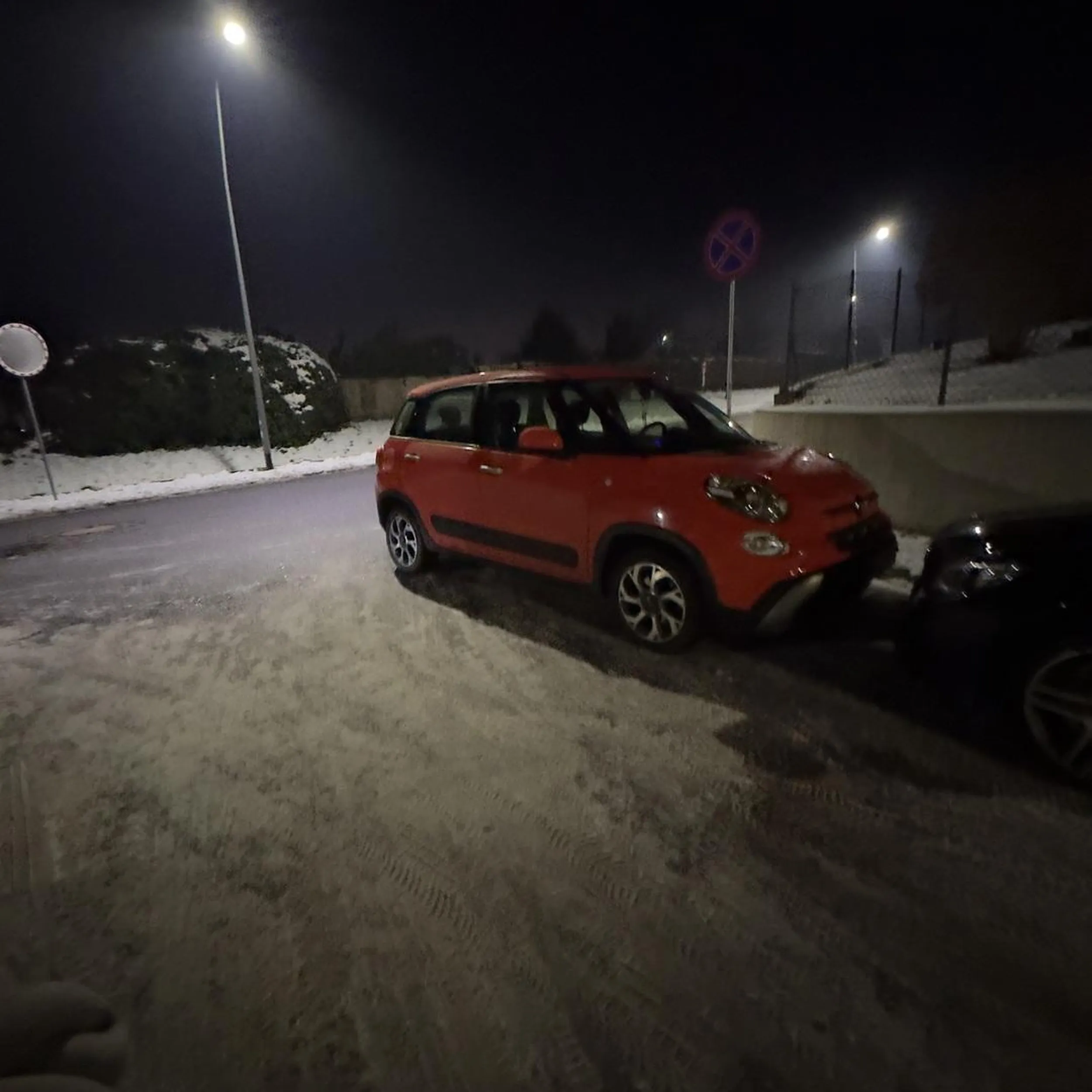 Pięknie parkujesz, następnym razem jeszcze dalej tym tyłem wyjedź żeby druga drogę zablokować