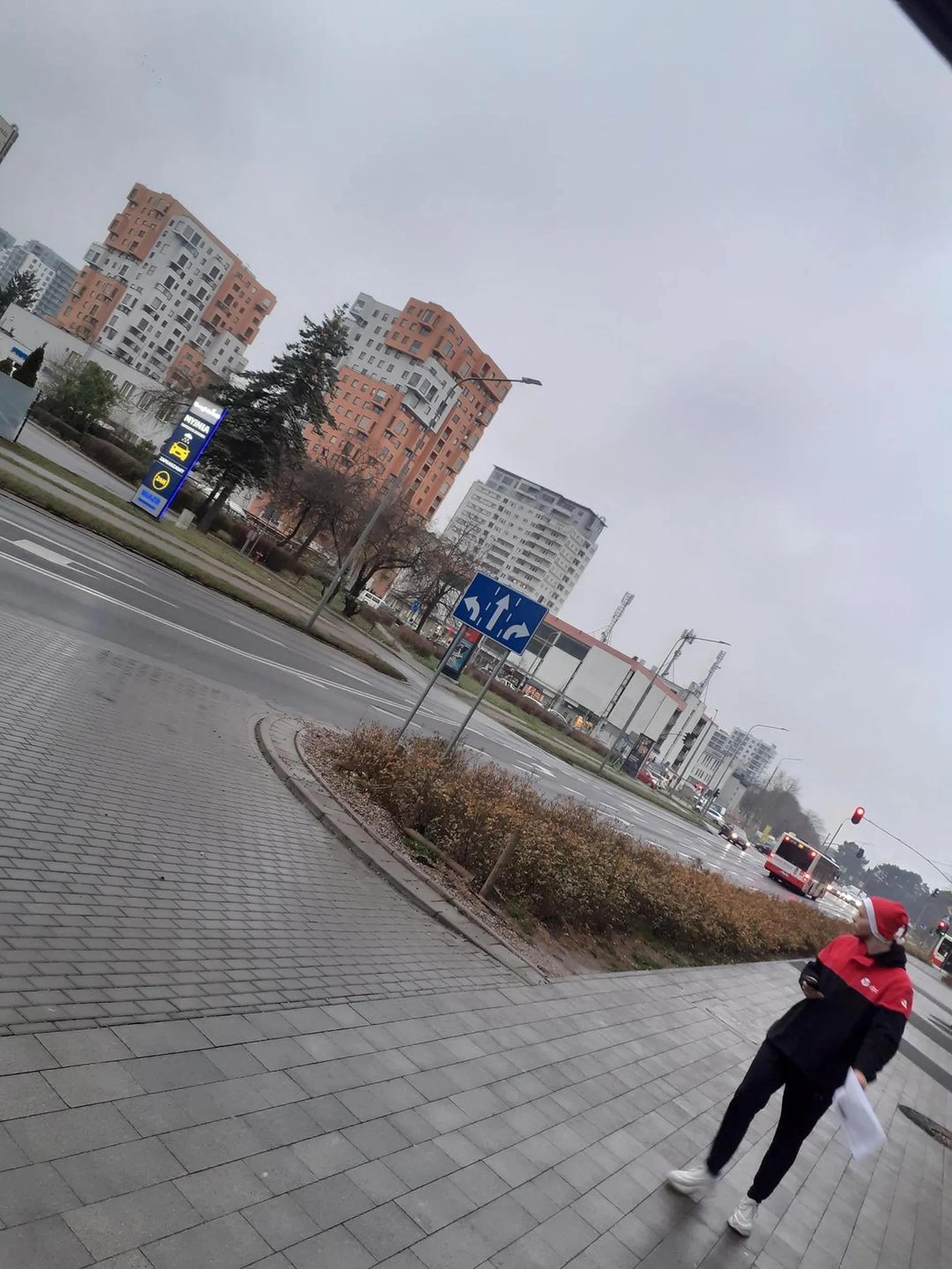 Daj na luźno mordeczko, podobno elektryka nawaliła pierwszy raz taka sytuacja. Kierowca auta , znakomity , dobry , bardzo znający przepisy, odpowiedzilny. A dwa auto jak na swoje możliwości dużo podobno pochłonęło wkładu pln dla wyglądu,  kąfortu jazdy , bezpieczeństwa, tuning git . Pozd Mordeczko p