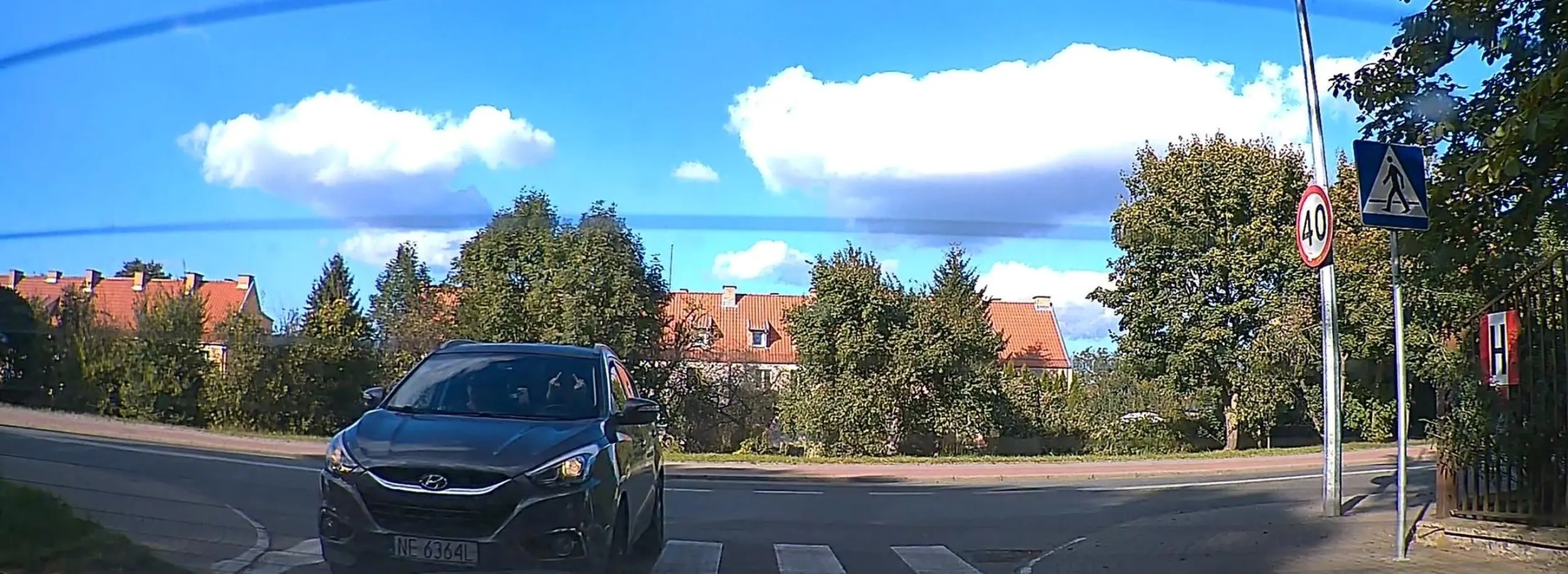 Gratulacje kultury i prawka z chipsow. Wpierw blokowanie skrzyżowania, zatrzymanie na przejściu w celu pobrania pasażera gdzie po zwróceniu uwagi gesty gimnazjum z lat 2000