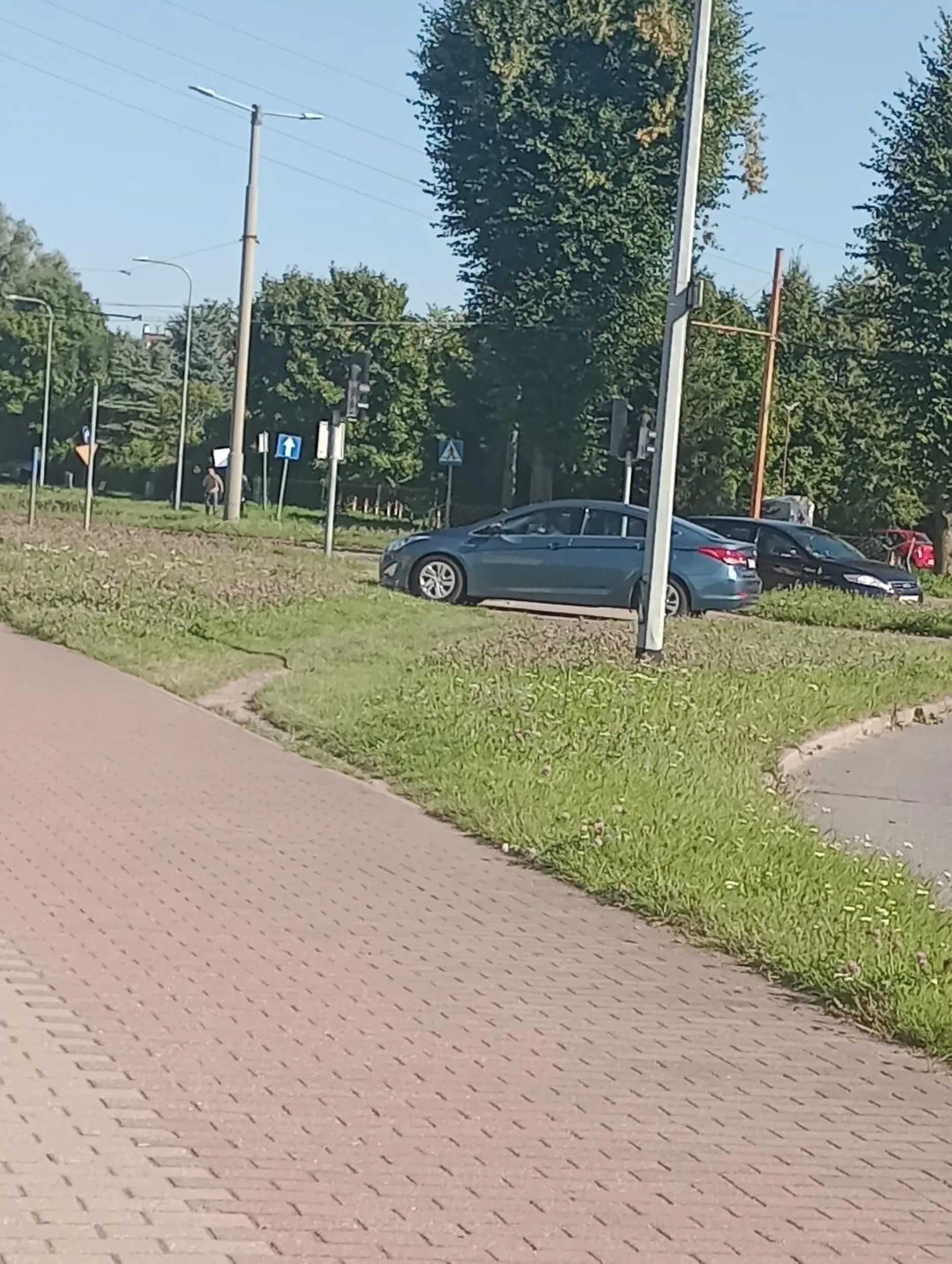 Panie stwierdziły że nie zaparkują na płatnym parkingu przy enerdze, tylko staną na chodniku, przez co człowiek nie mógł przejść ani przejechać