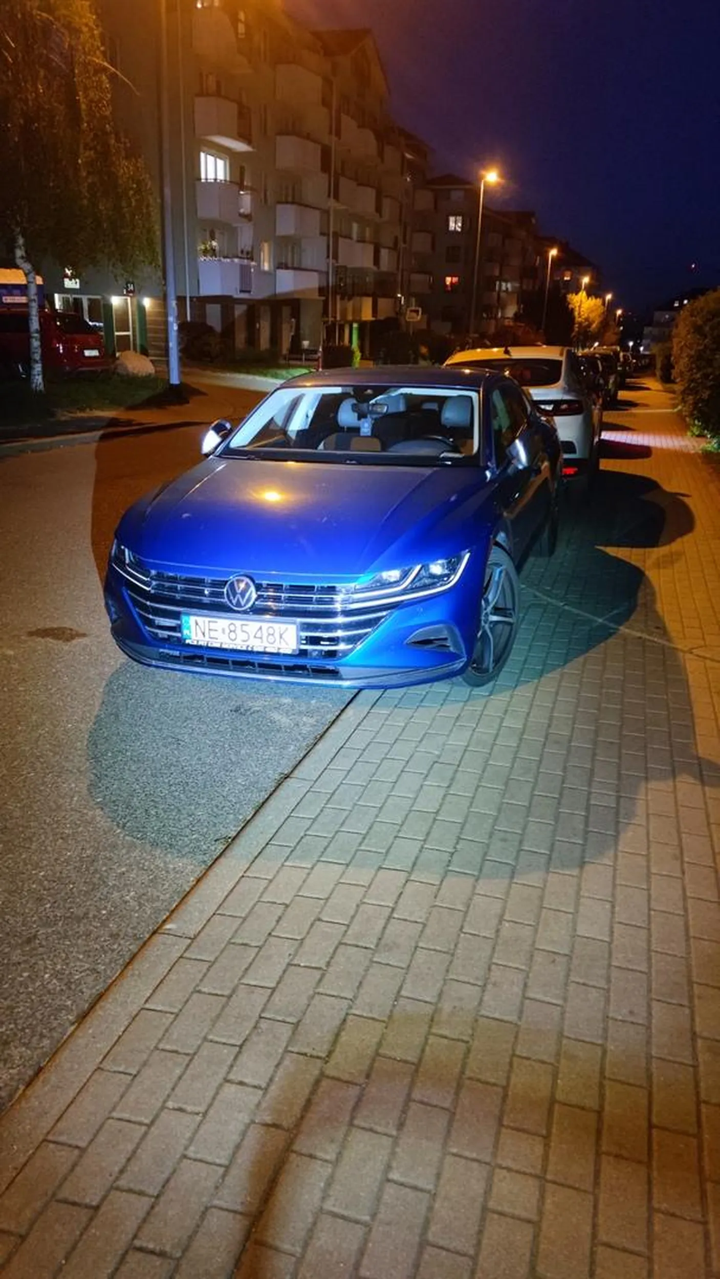 Baran kolejny dzień blokuje wykaz z garażu parkując w ten sposób