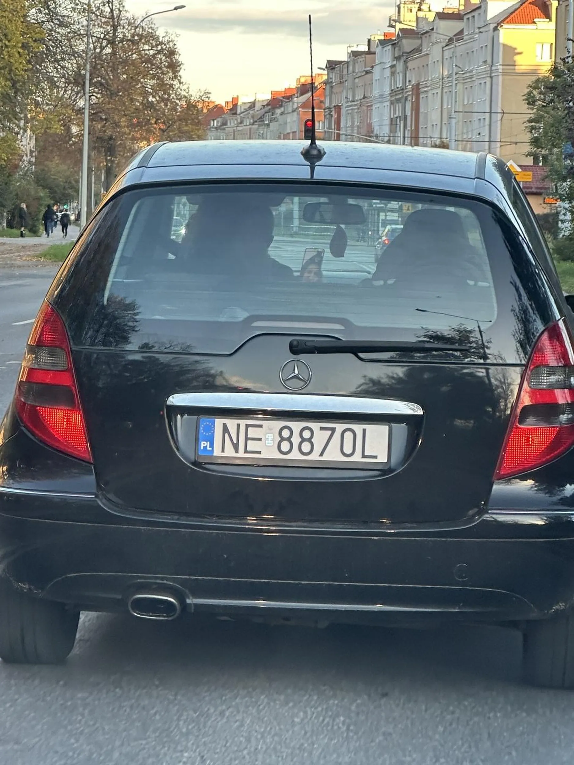 Używa telefonu stwarza zagrożenie