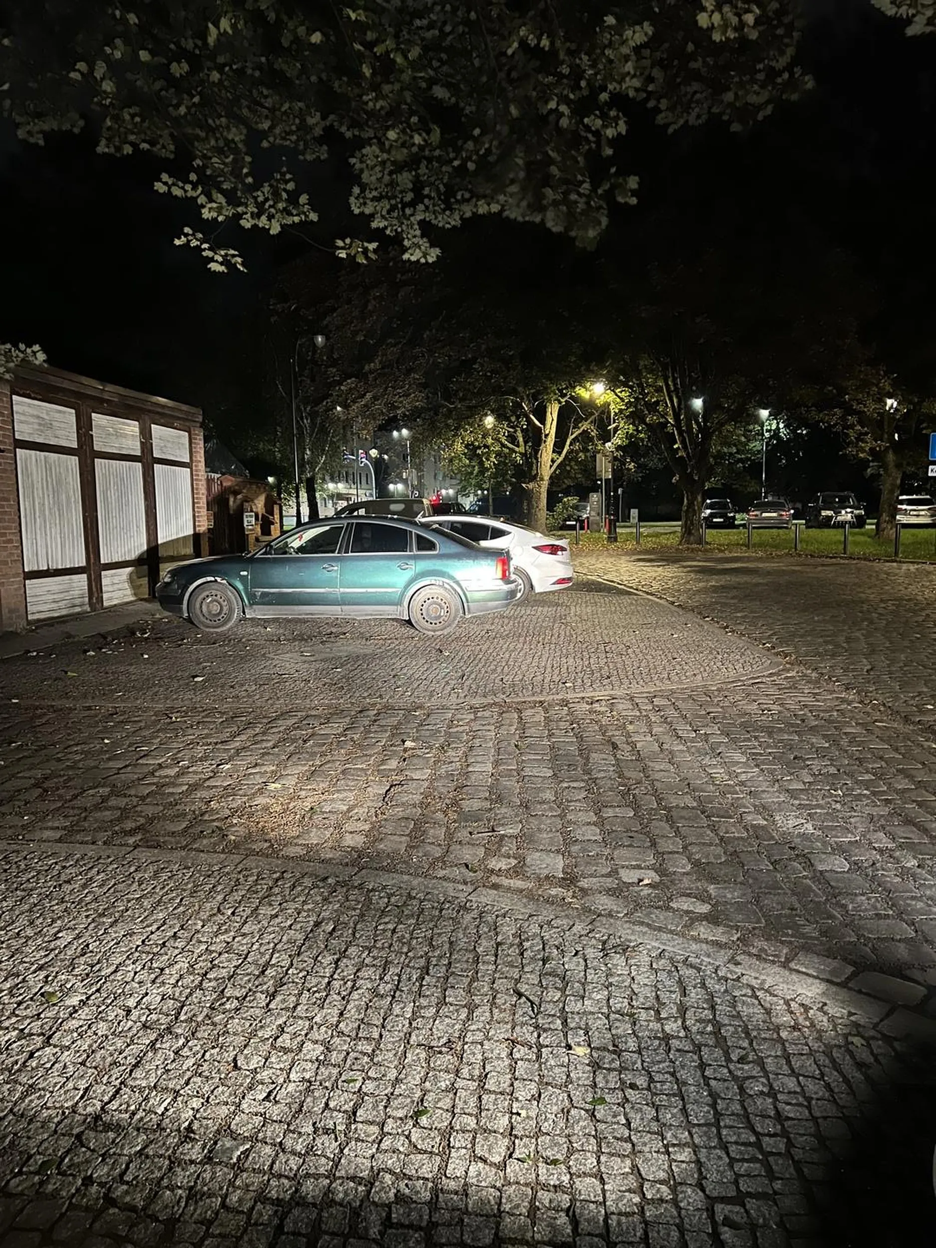 Instruktor nauki jazdy skręcając w prawo bez kierunkowskazu na parking kolega myślał że stoi i prawie się zderzyli