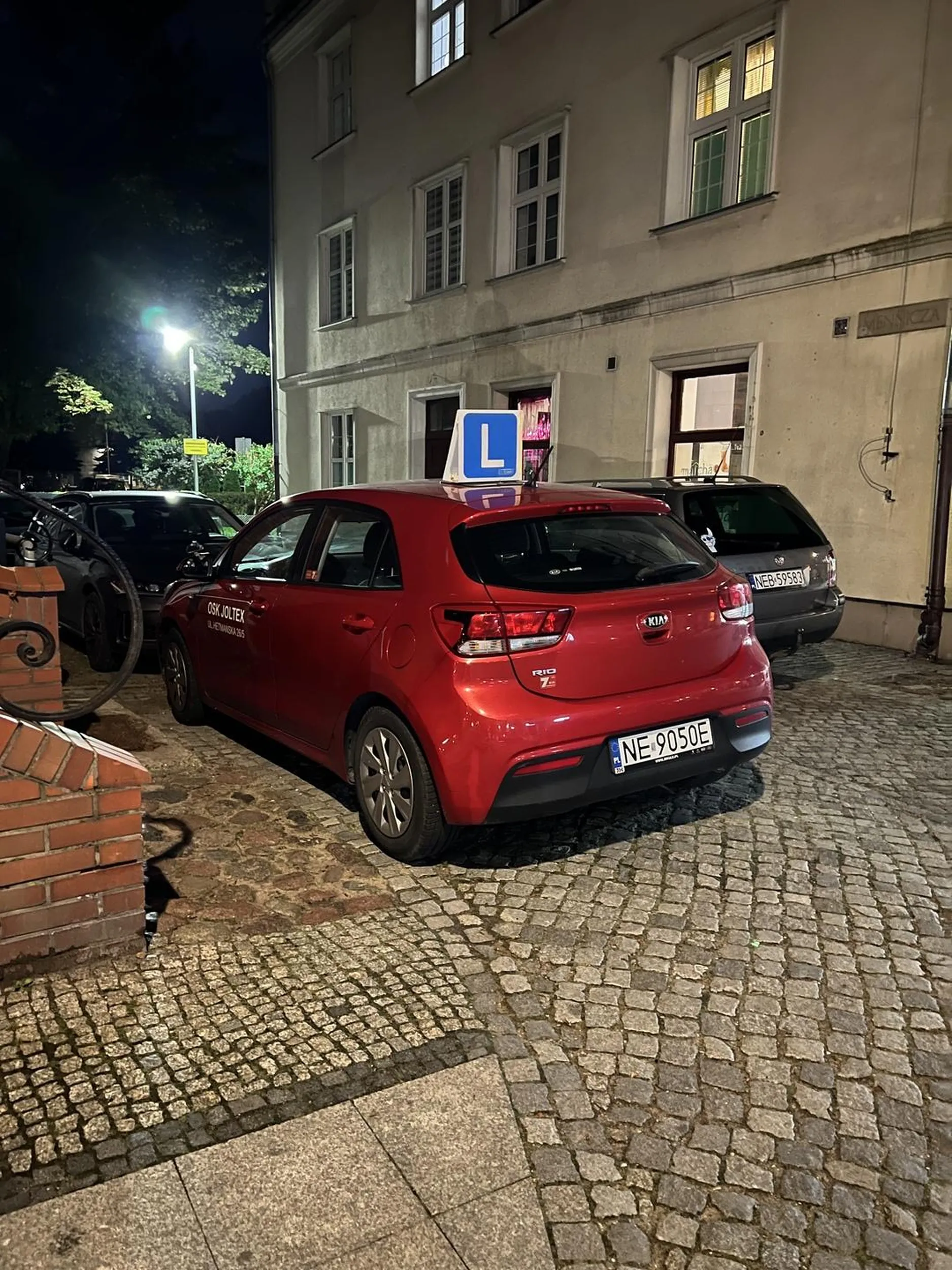 Instruktor nauki jazdy skręcając w prawo bez kierunkowskazu na parking kolega myślał że stoi i prawie się zderzyli