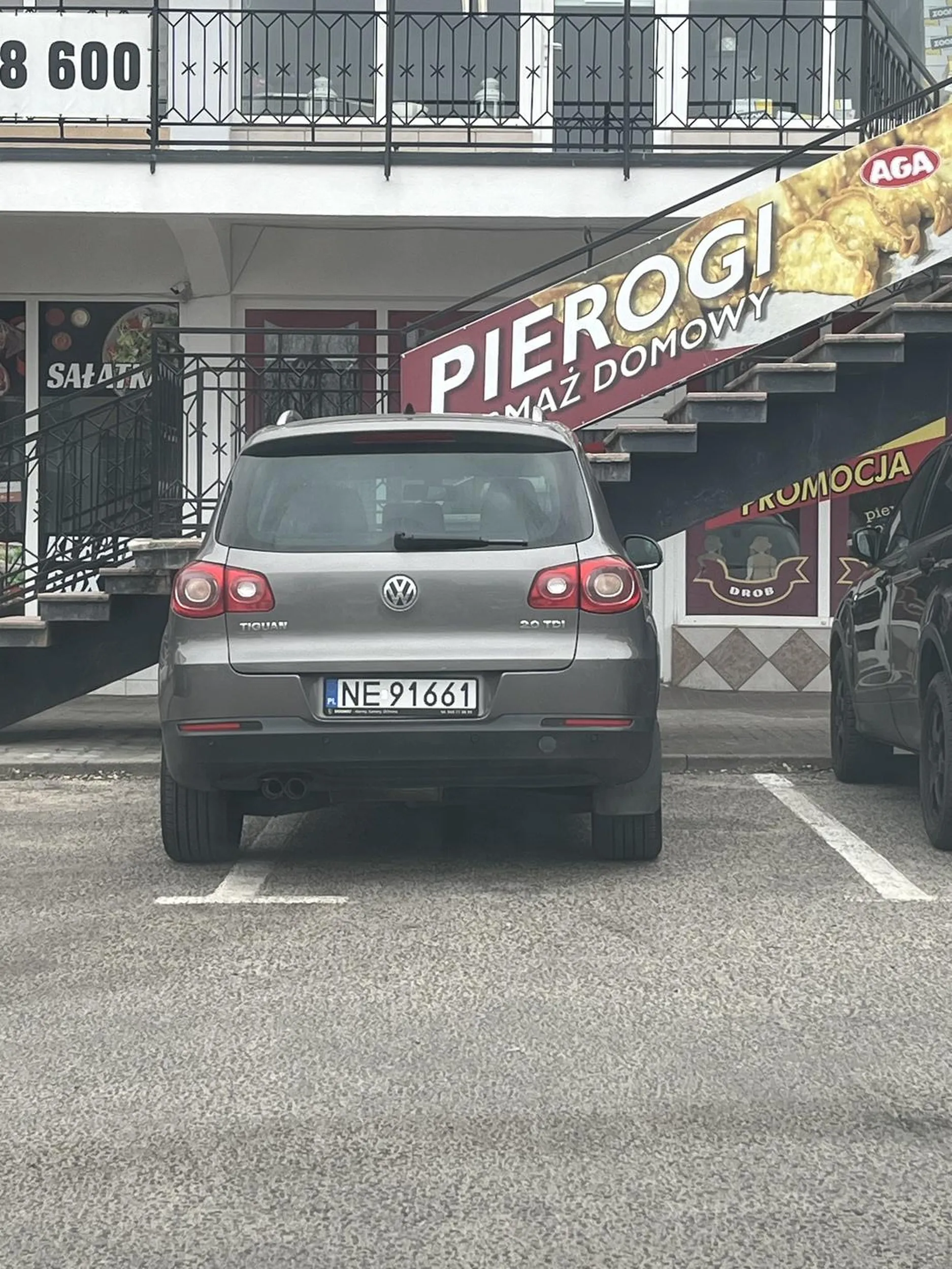 Parkuje na dwóch miejscach w centrum miasta krowa