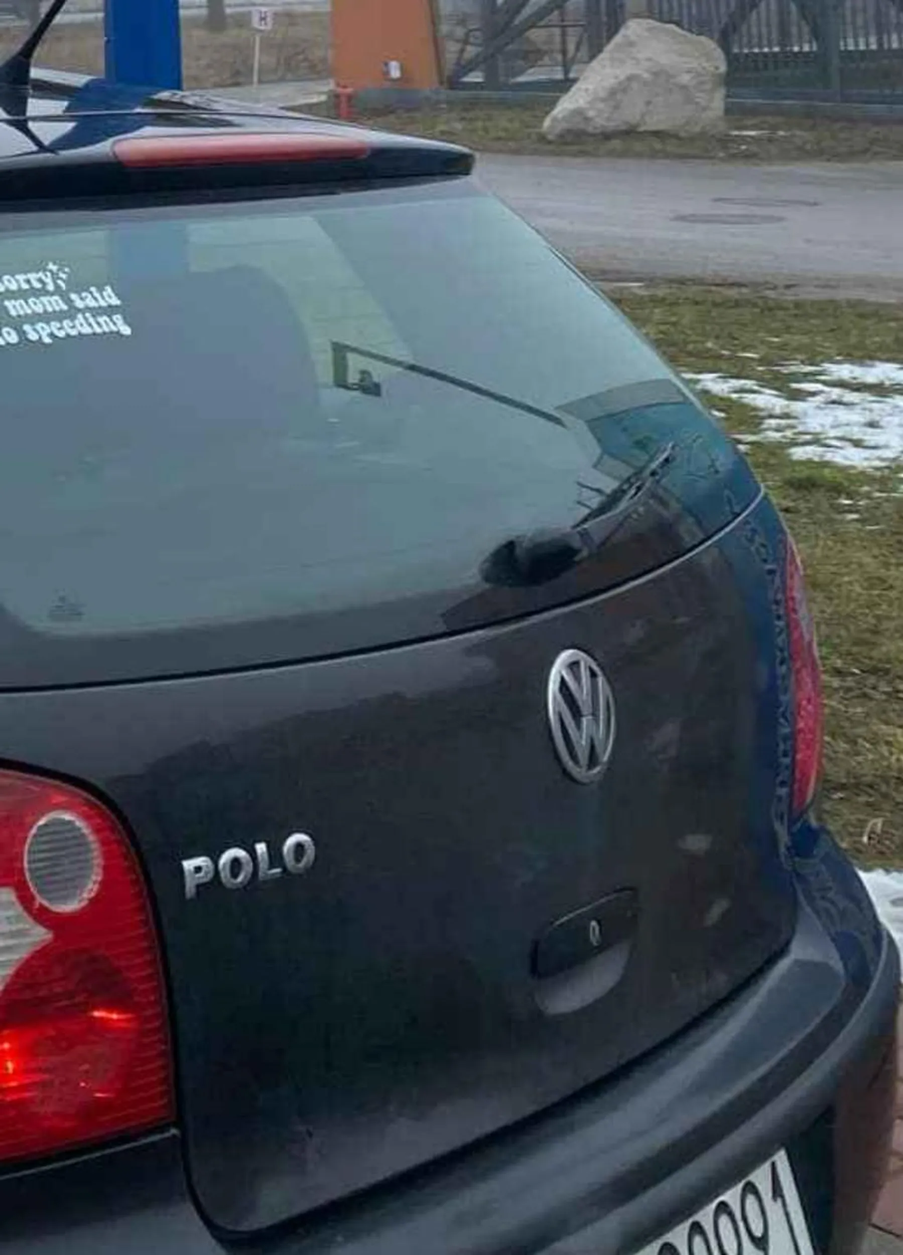 Kierowca wspaniały, jadąc po prostej drodze chwieje go od lewej do prawej jakby jechał podczas wichury, chciałem odwiedzić restuaracje ale chyba dosyć często się tam stołuje gdyż parkuje tuż przed drzwiami lokalu zajmując conajmniej 3 miejsca parkingowe, dzięki temu kierowcy oszczędzam czas, pieniądze i kalorie. Kolejną zaletą tego o to kierowcy jest prędkość, nigdy nie przekracza 30 kilometrów na godzinę. Skarb jakich mało i oby więcej takich kierowców na polskich drogach. Pa. Cudowna naklejka na tylniej szybie ?