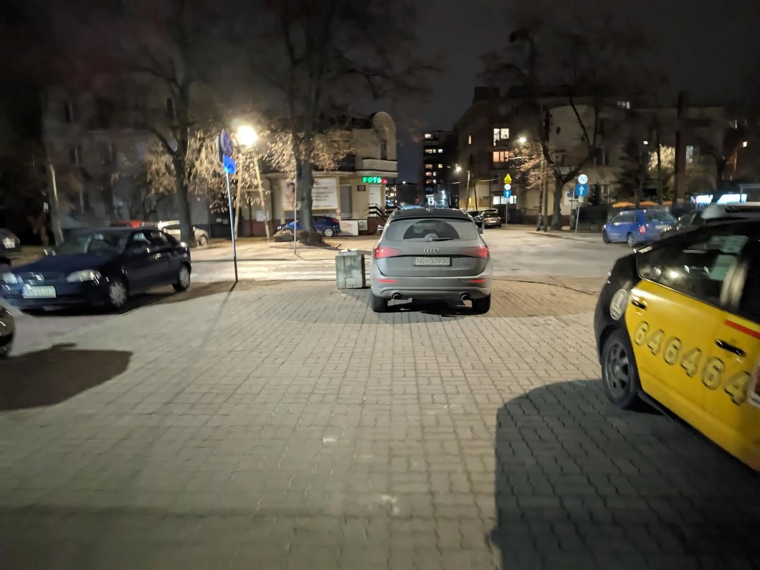 Parkowanie "w drugim rzędzie" na chodniku, jazda po przejściu dla pieszych i blokowanie dostępu do przejścia. Po tablicy zgaduję, że mama zabiła świnioka żeby dzidzia jakoś prawko dostała?