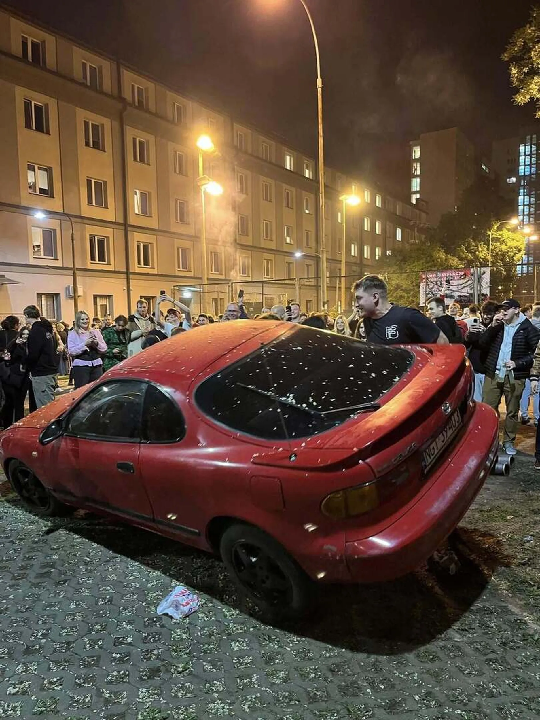 Wyrazy współczucia dla właścicielki samochodu, który został zdemolowany w zeszły weekend w trakcie Juwenaliów Politechniki Łódzkiej. Życzę powodzenia w odnalezieniu sprawców.