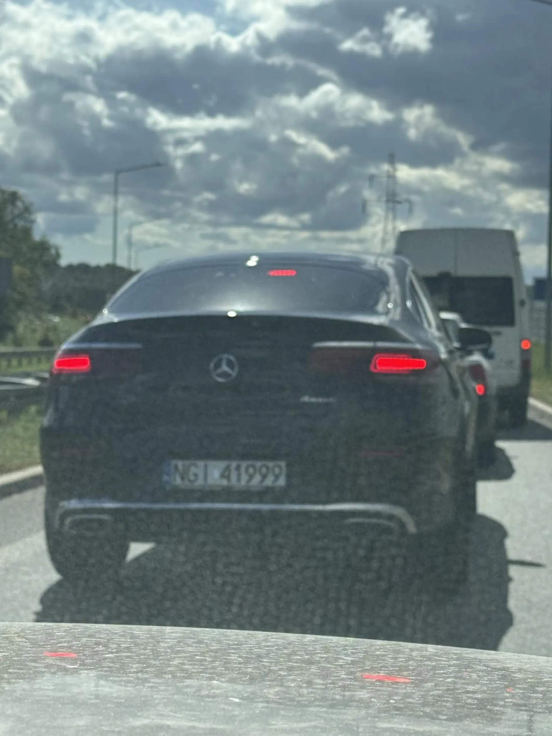 Nie potrafi jeździć na suwak, bo myśli że jak ma mercedesa to jest panem i władcą. Nie pozdrawiam.